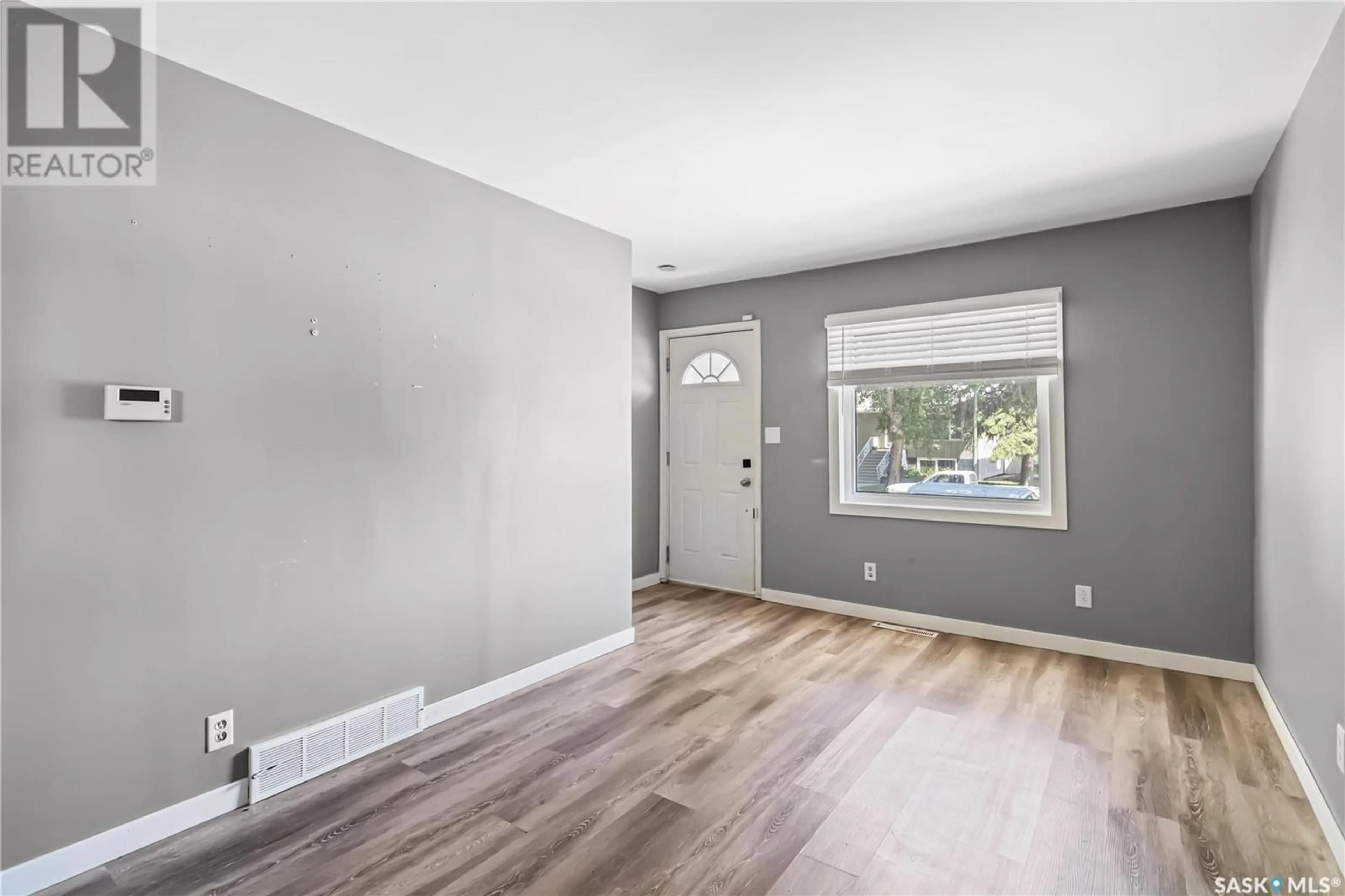 Indoor entryway for 321 WITNEY AVENUE, Saskatoon Saskatchewan S7M3K4
