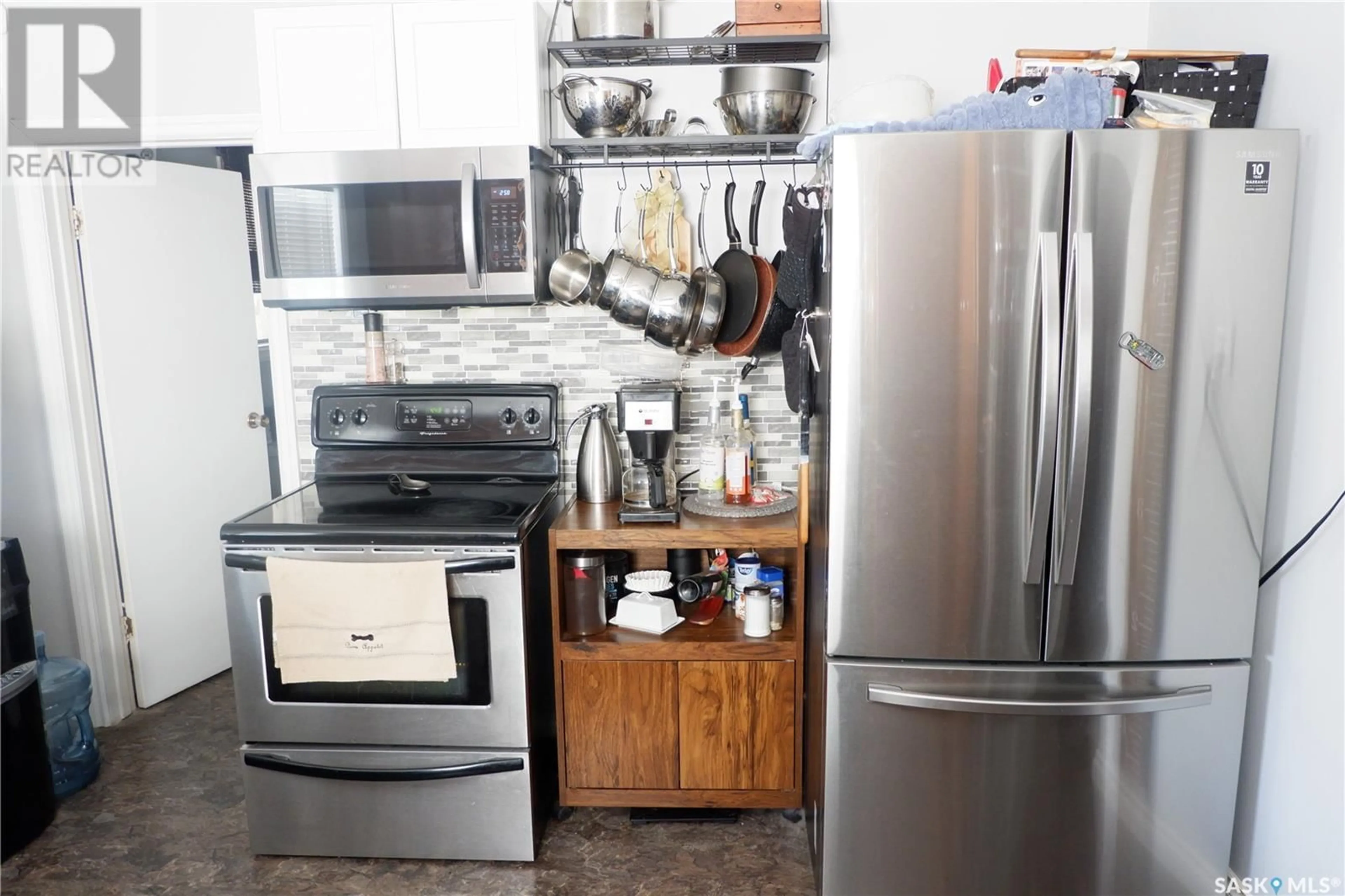 Standard kitchen, unknown for 215 4TH AVENUE, Assiniboia Saskatchewan S0H0B0
