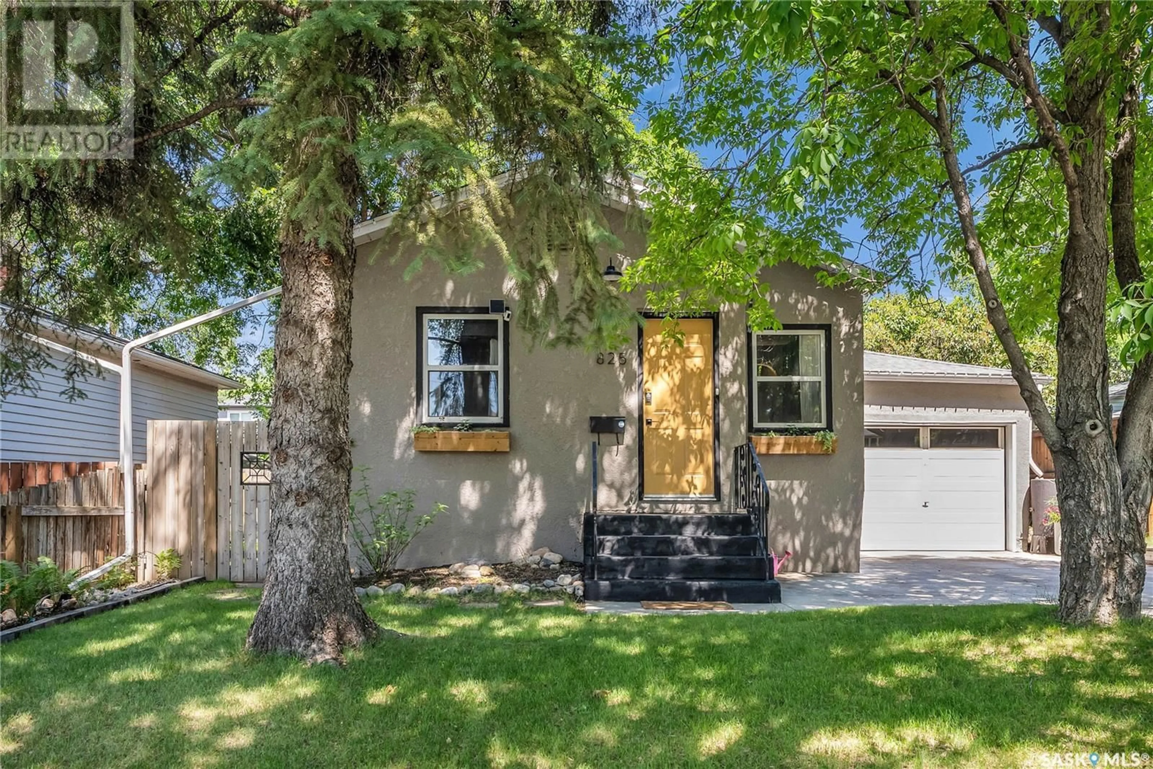 Home with vinyl exterior material, street for 825 4TH STREET, Saskatoon Saskatchewan S7H1K3