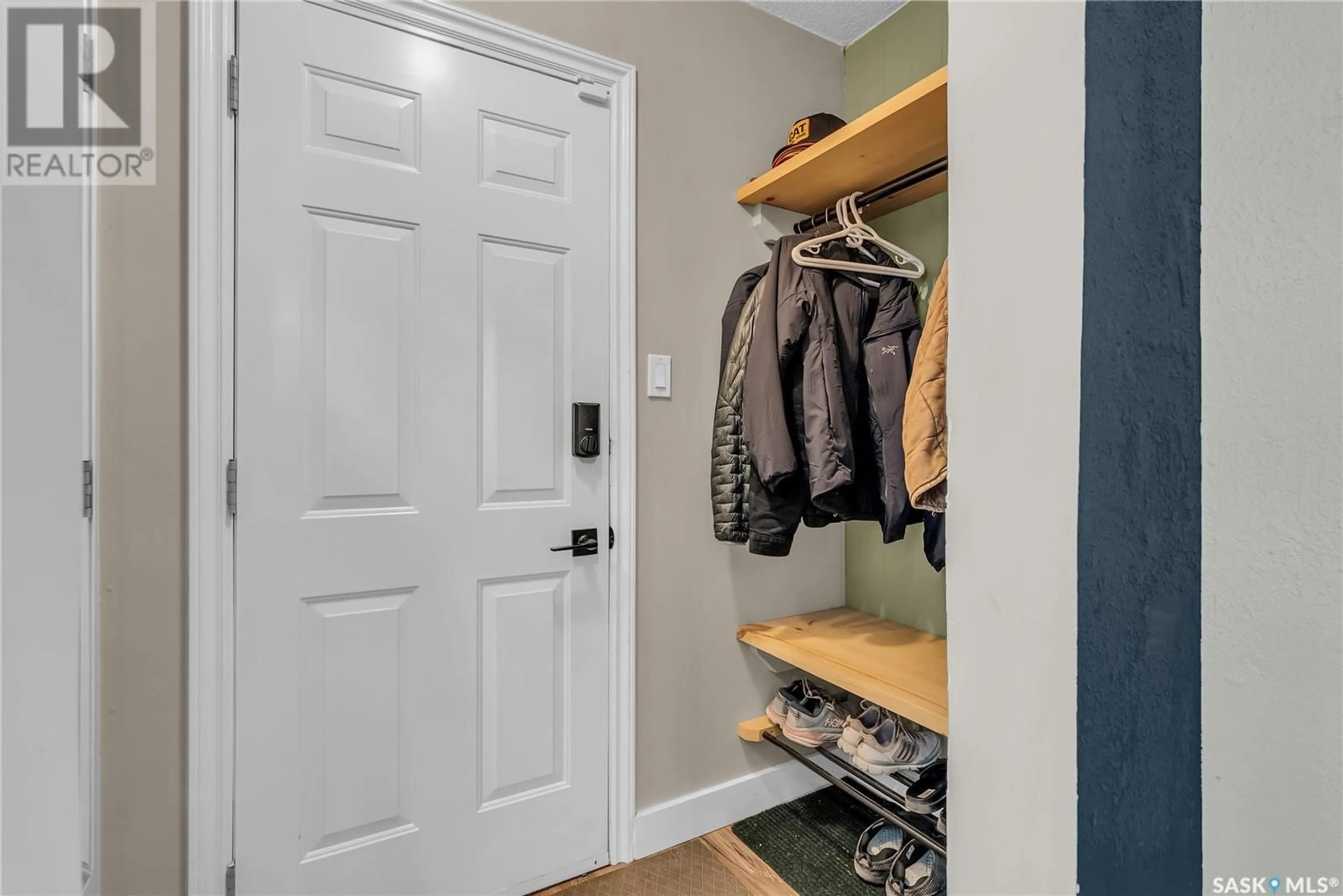 Indoor entryway for 825 4TH STREET, Saskatoon Saskatchewan S7H1K3