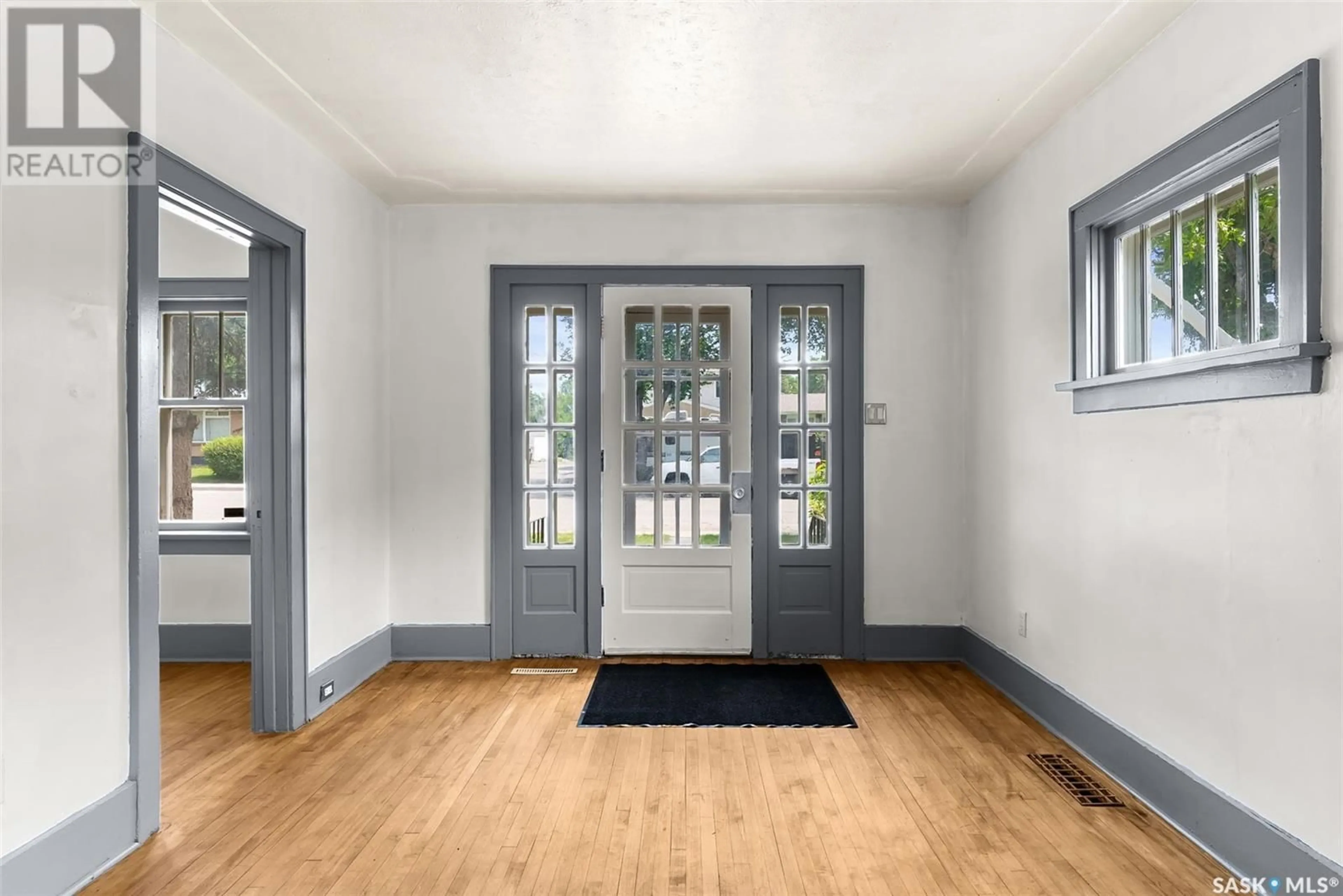 Indoor entryway for 1424 ROYAL STREET, Regina Saskatchewan S4T5A3
