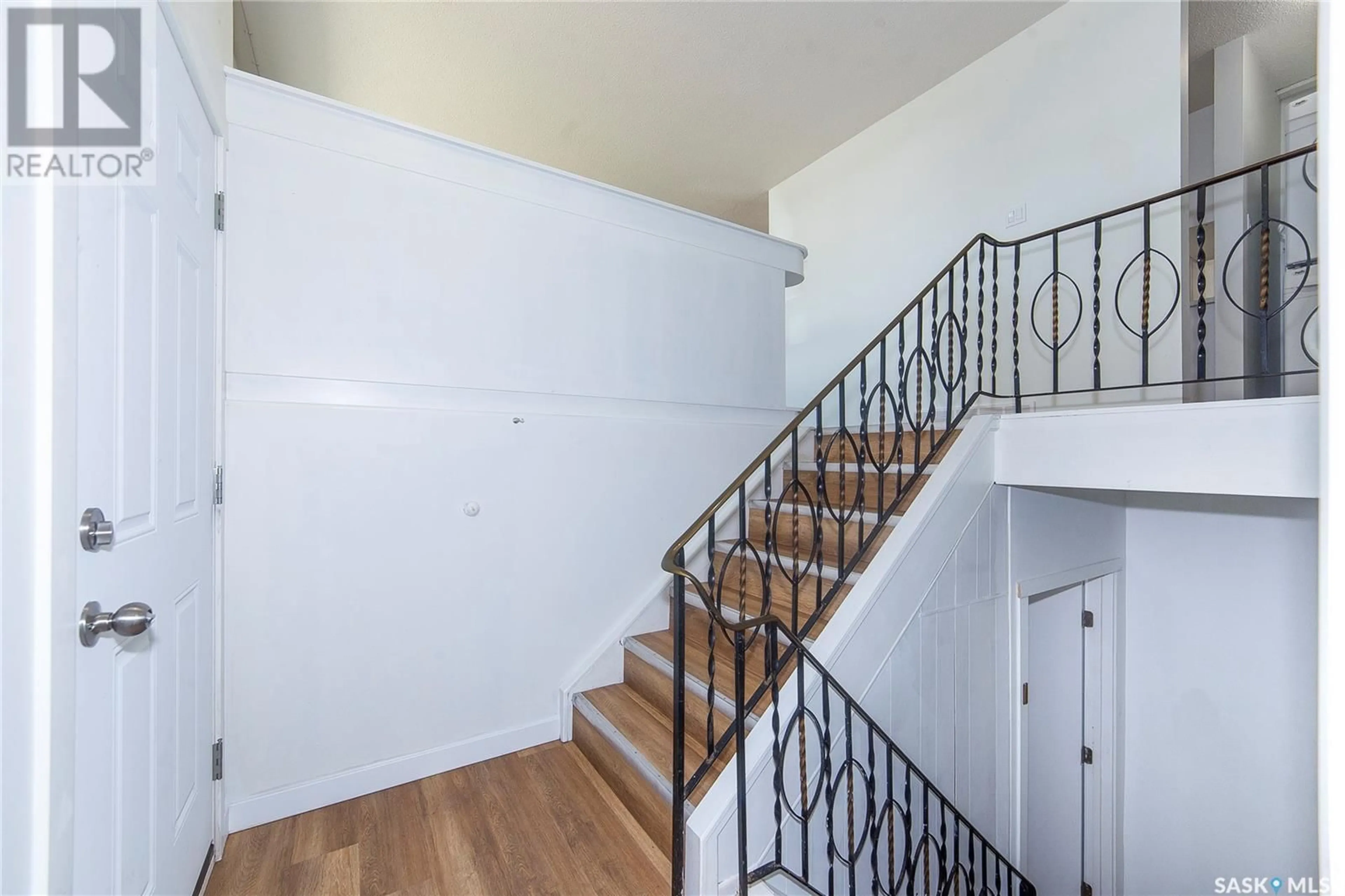 Stairs for 317 WINNIPEG AVENUE, Saskatoon Saskatchewan S7M3M3
