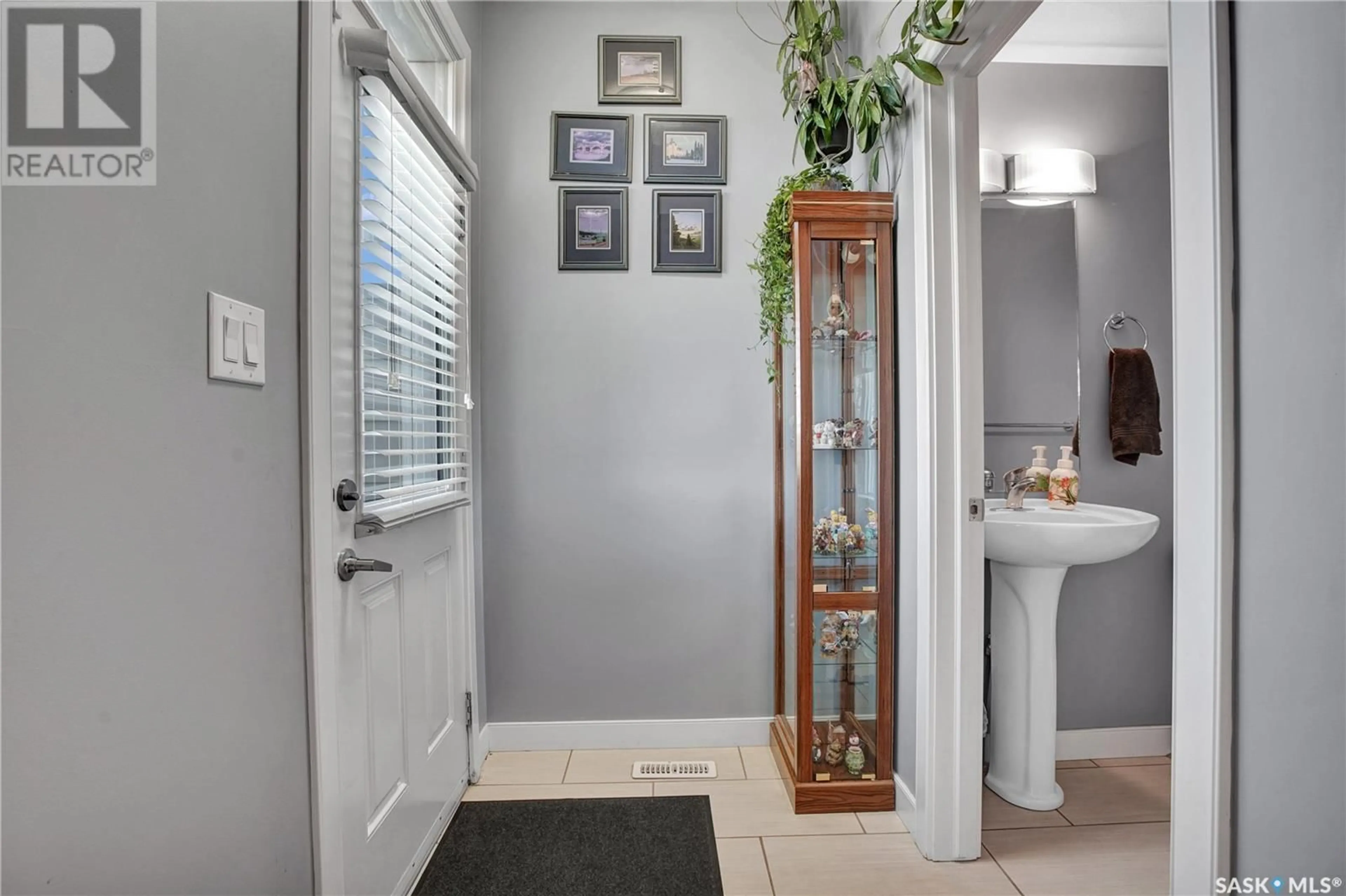 Indoor entryway for 215 - 14 HAMPTON GREEN, Saskatoon Saskatchewan S7R0G7