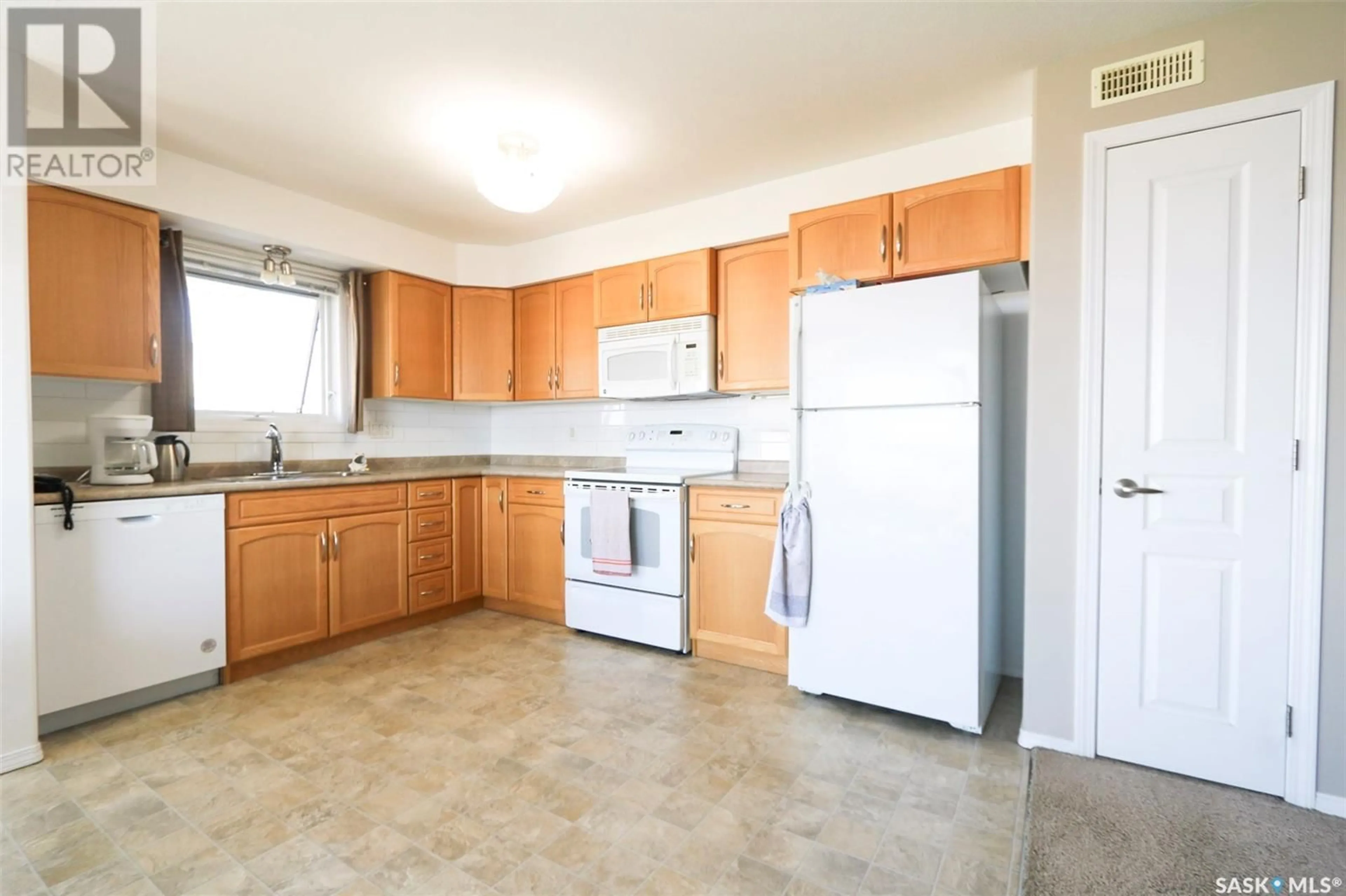 Standard kitchen, unknown for 345 - 303 MORRISON DRIVE, Yorkton Saskatchewan S3N3C4