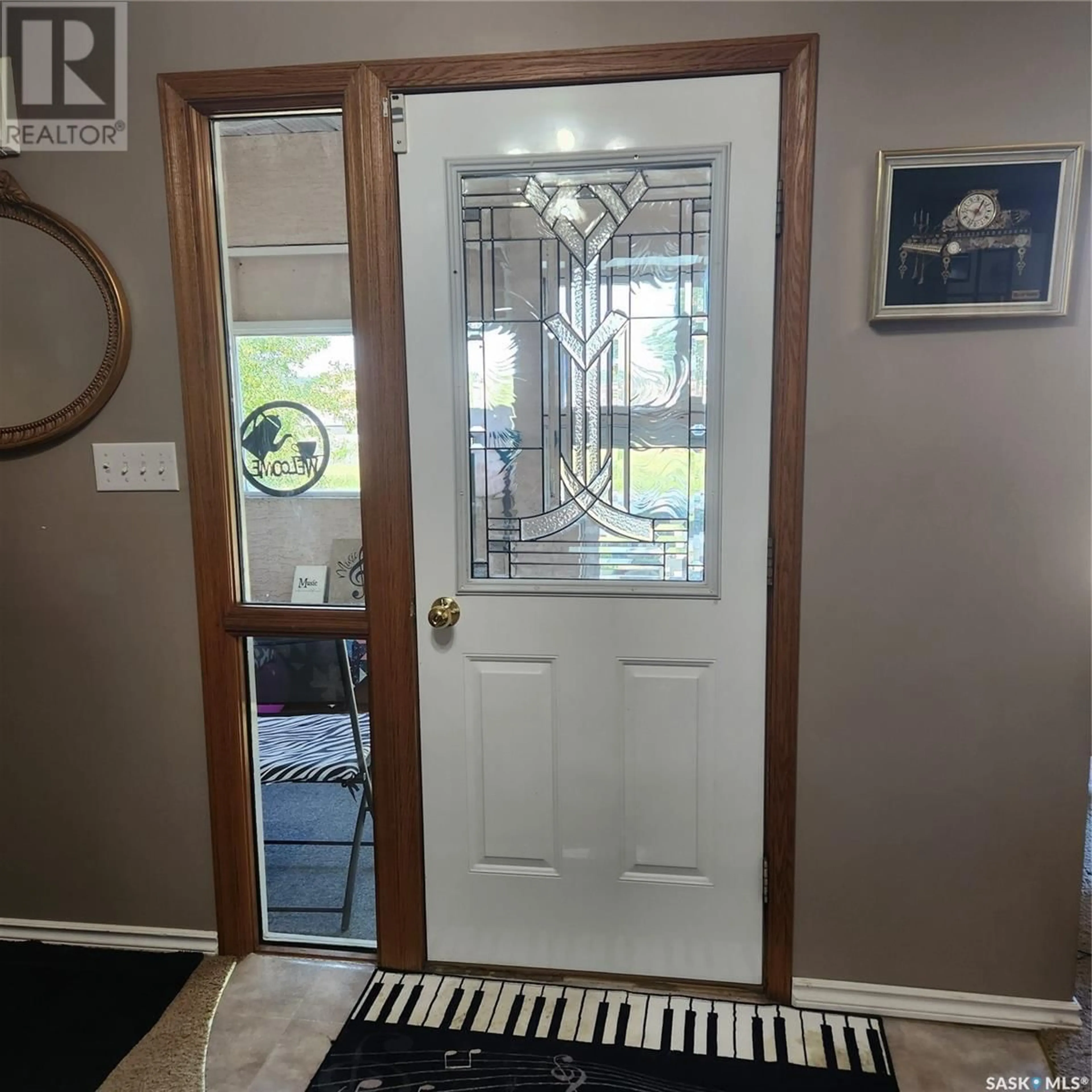 Indoor entryway for 33 HOME STREET, Moose Jaw Saskatchewan S6H4X2