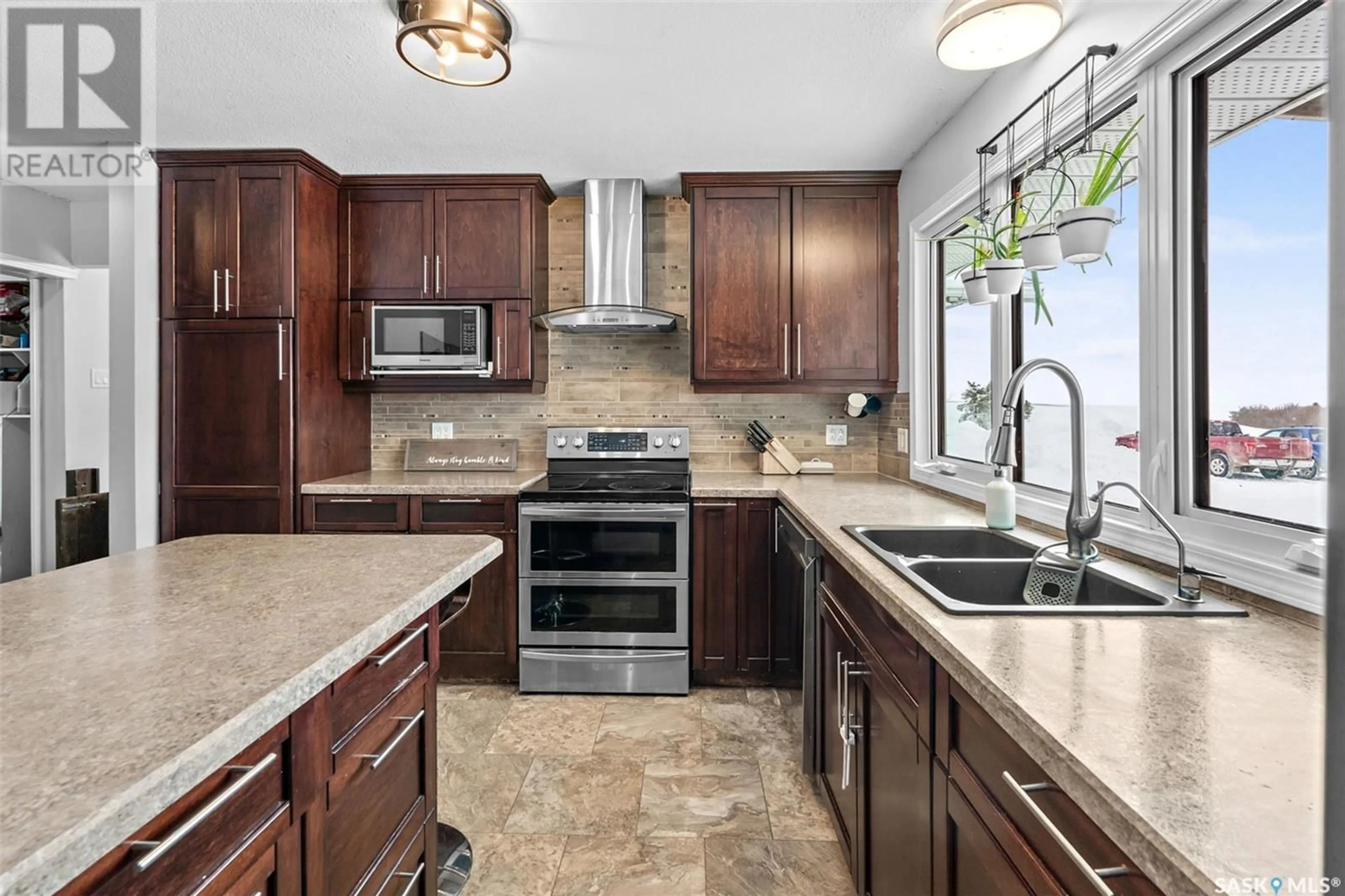 Open concept kitchen, ceramic/tile floor for THONER ACREAGE, Morris Rm No. 312 Saskatchewan S0K4Y0