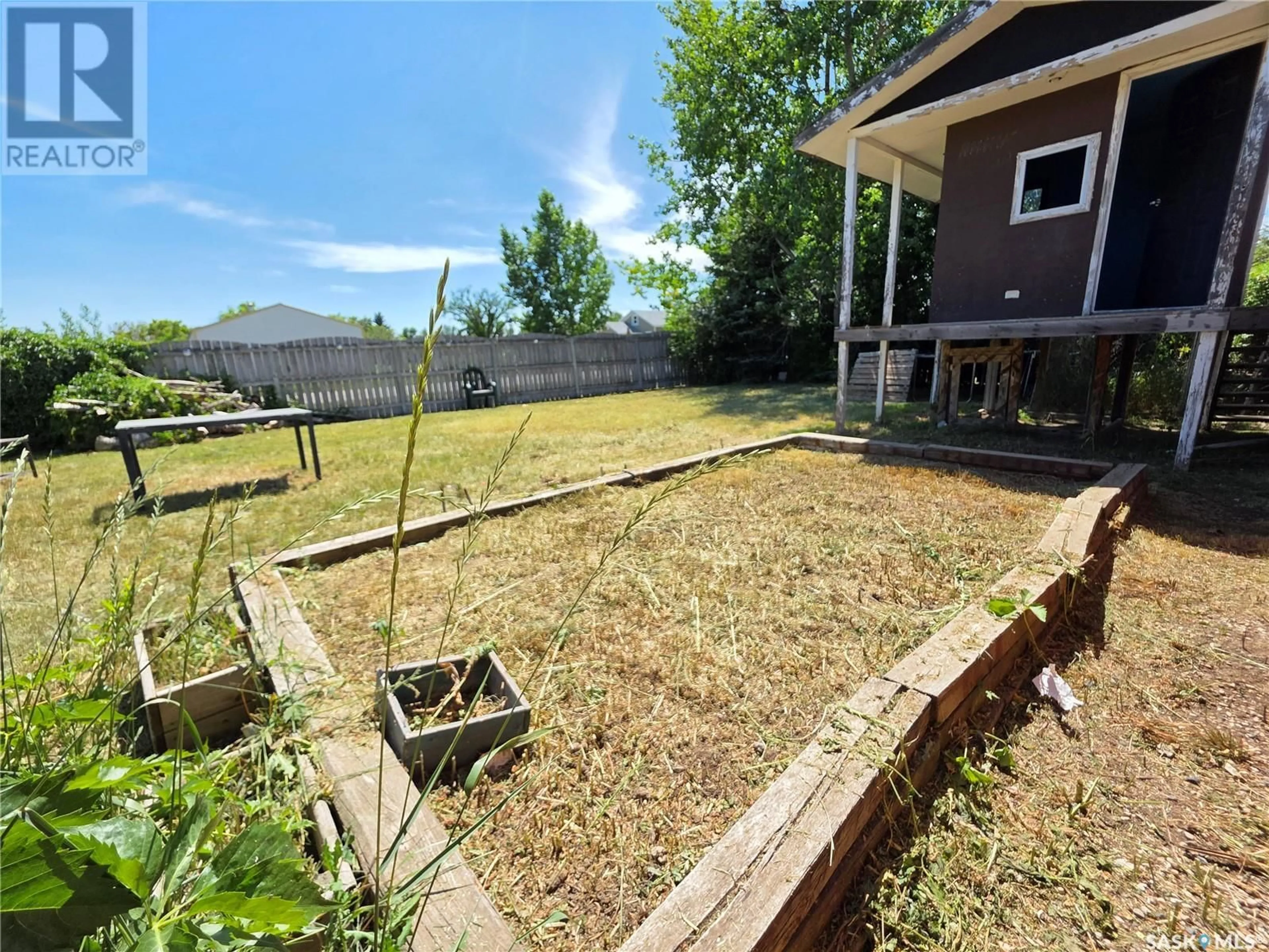 Patio, unknown for 214 FLORA AVENUE, Swift Current Rm No. 137 Saskatchewan S0N2Y0