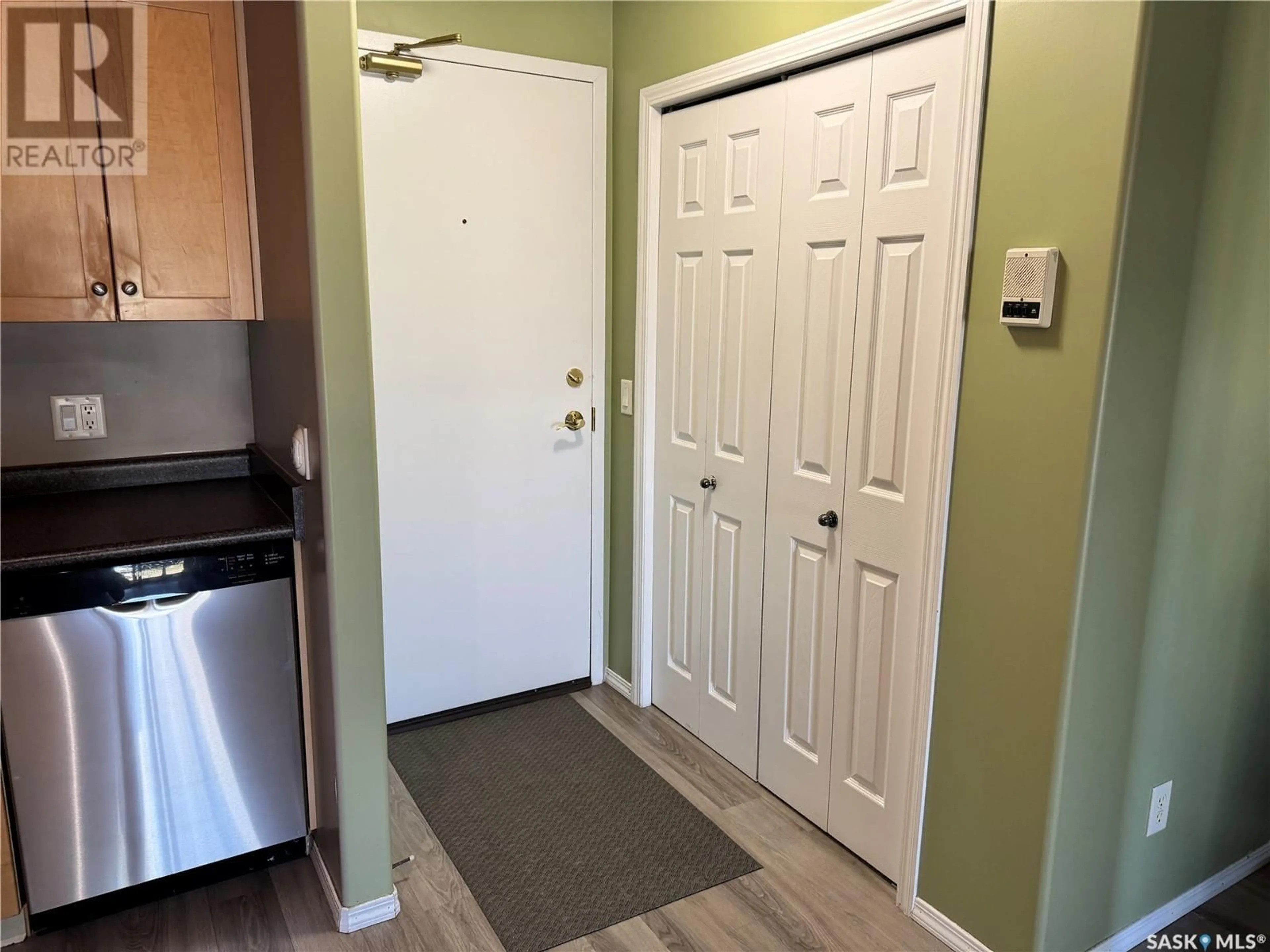 Indoor entryway for 100 215 LOWE ROAD, Saskatoon Saskatchewan S7S1N1
