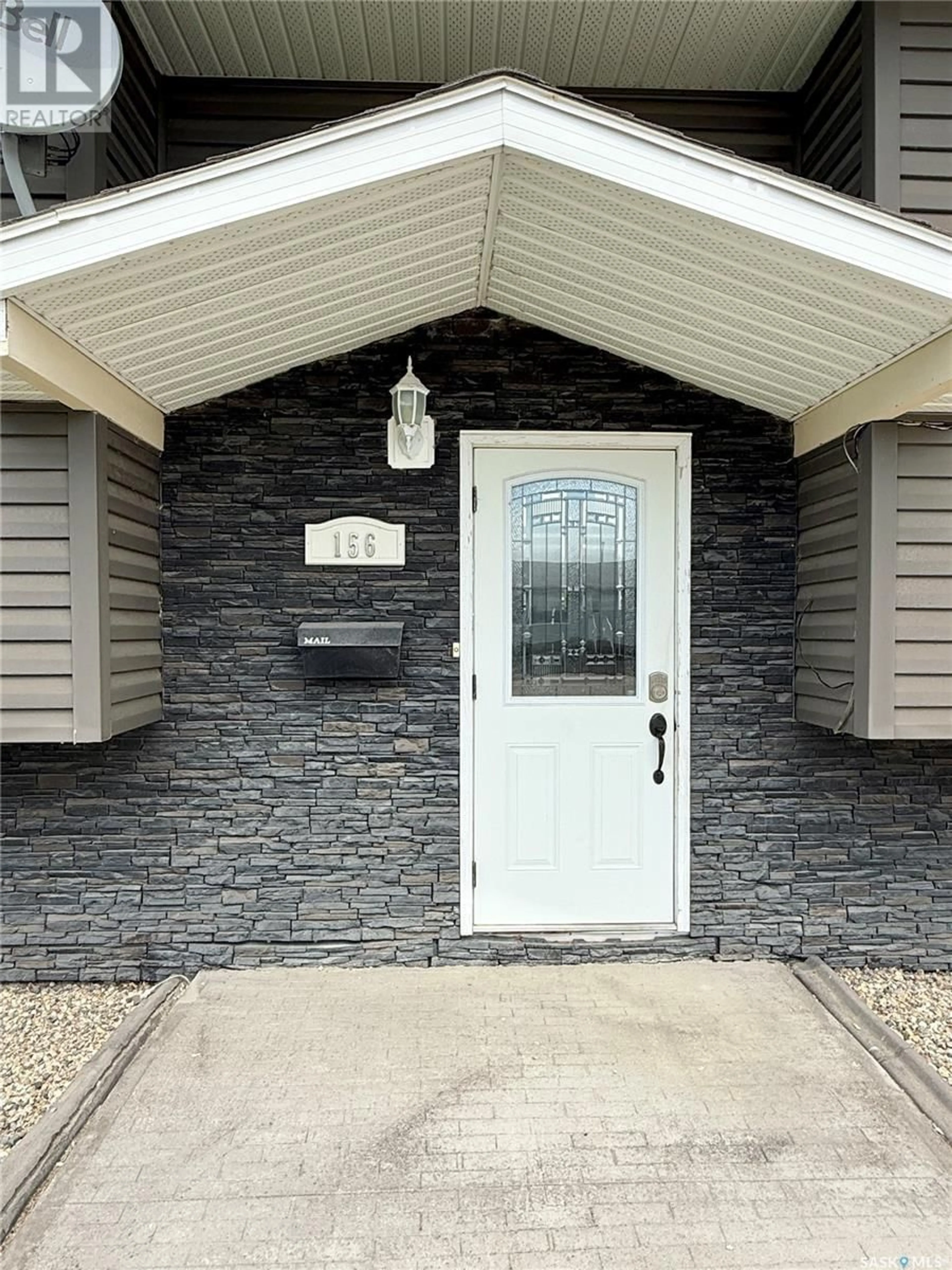 Indoor entryway for 156 MONTGOMERY CRESCENT, Weyburn Saskatchewan S4H2X7