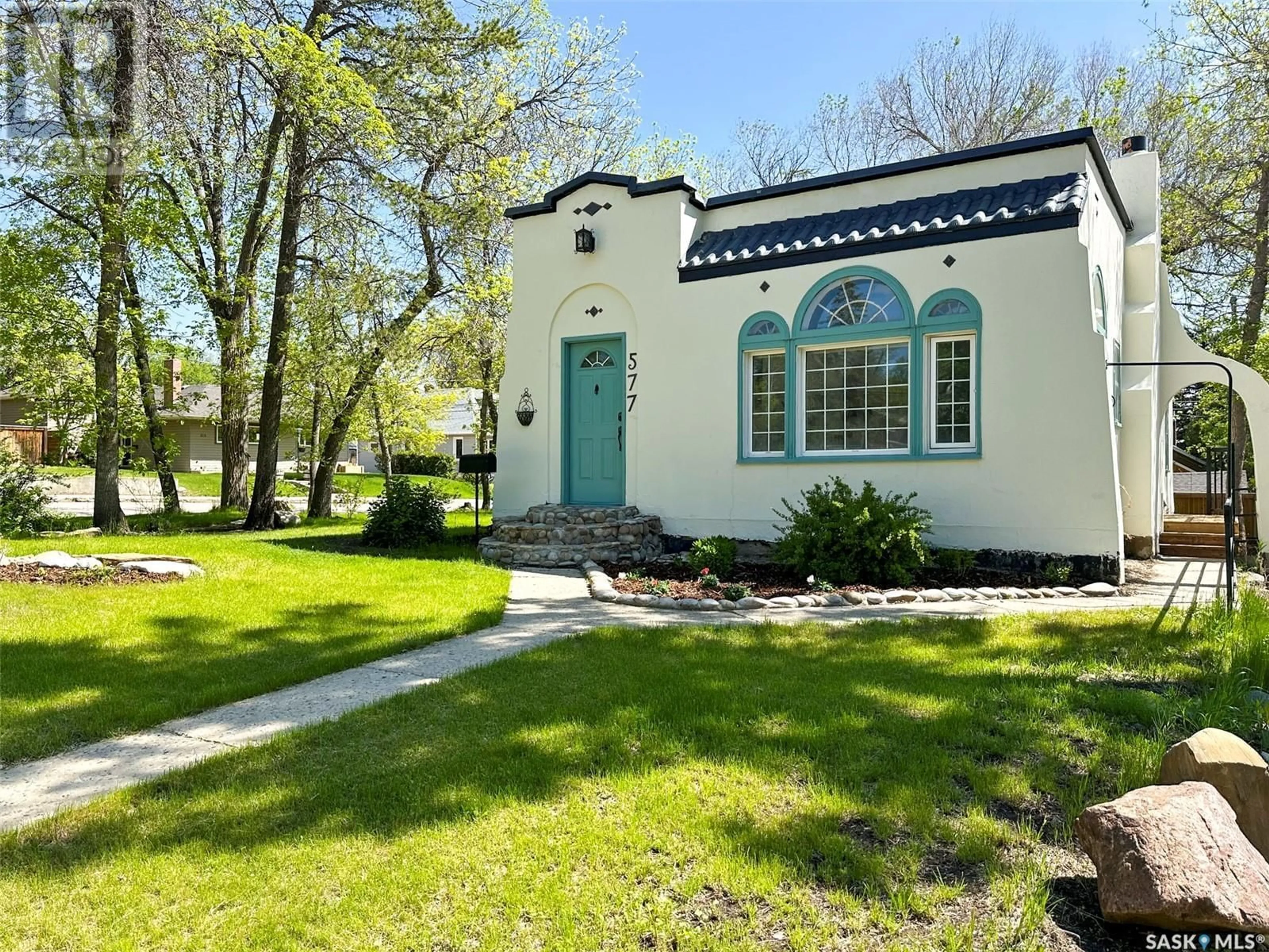 Home with vinyl exterior material, street for 577 2ND AVENUE, Swift Current Saskatchewan S9H2E5