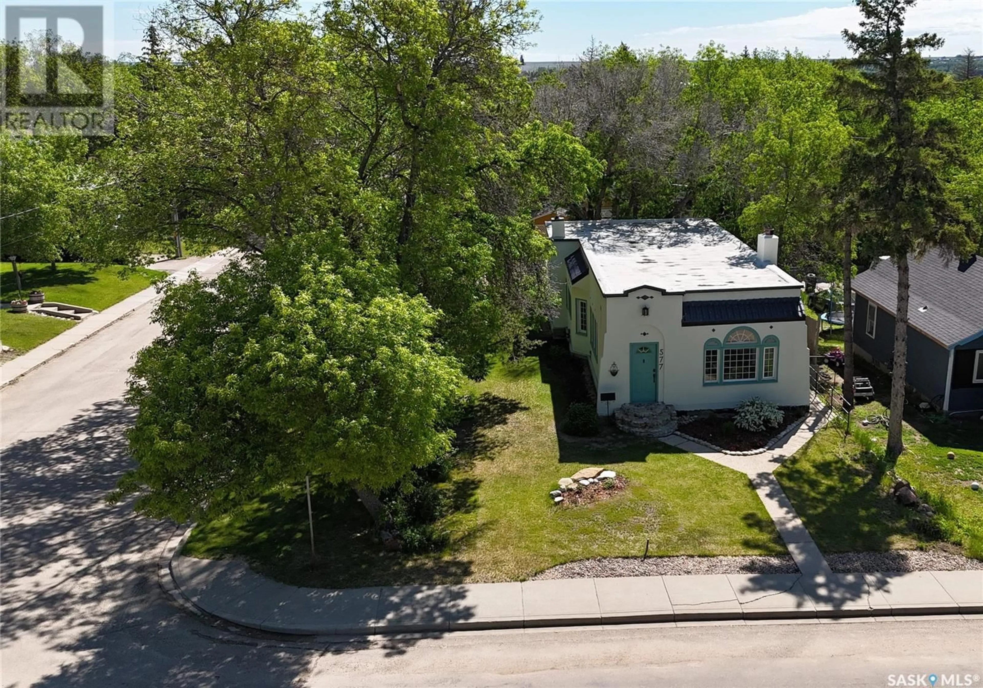 A pic from outside/outdoor area/front of a property/back of a property/a pic from drone, street for 577 2ND AVENUE, Swift Current Saskatchewan S9H2E5
