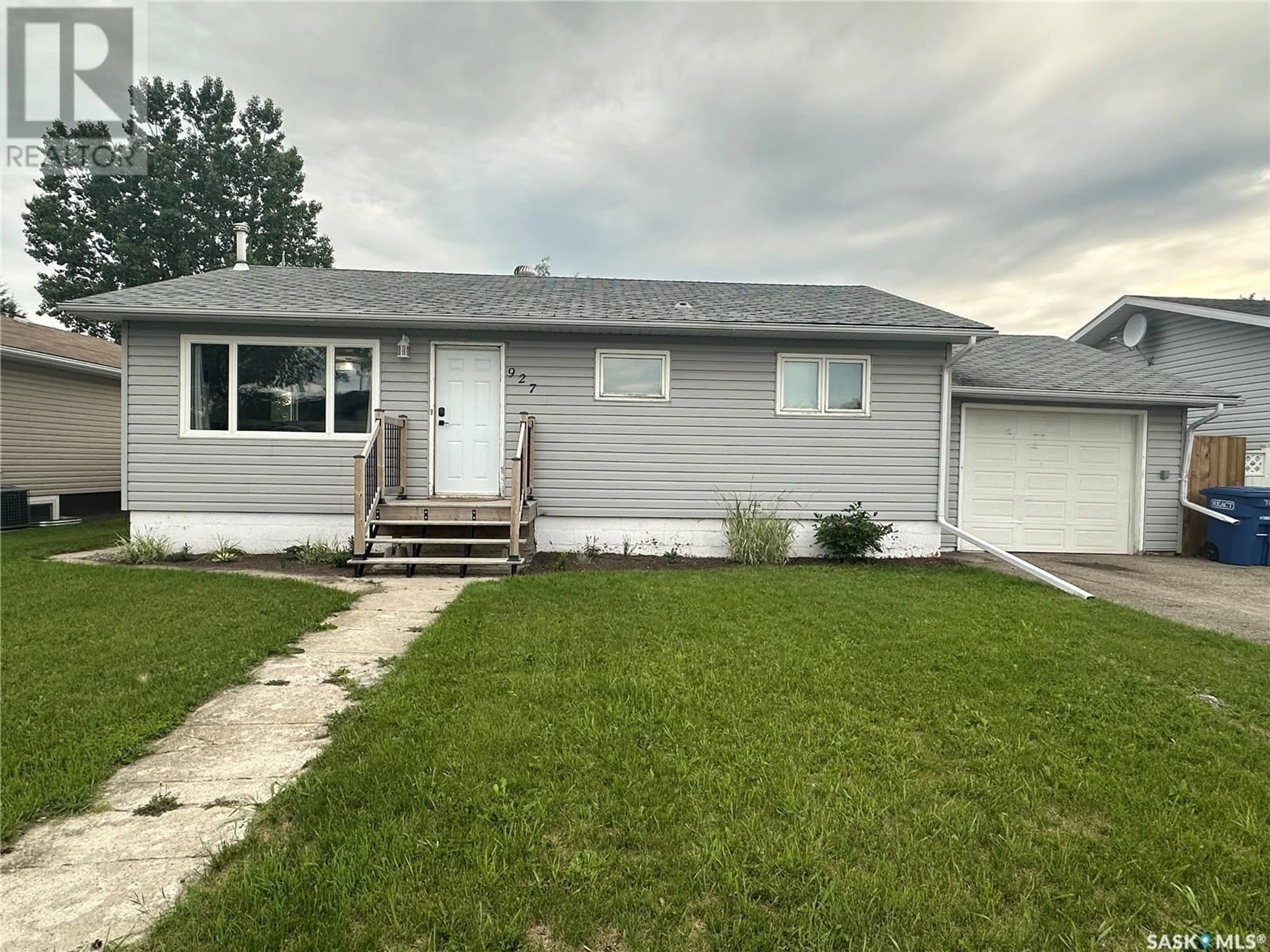 Home with vinyl exterior material, street for 927 11TH STREET, Humboldt Saskatchewan S0K2A0