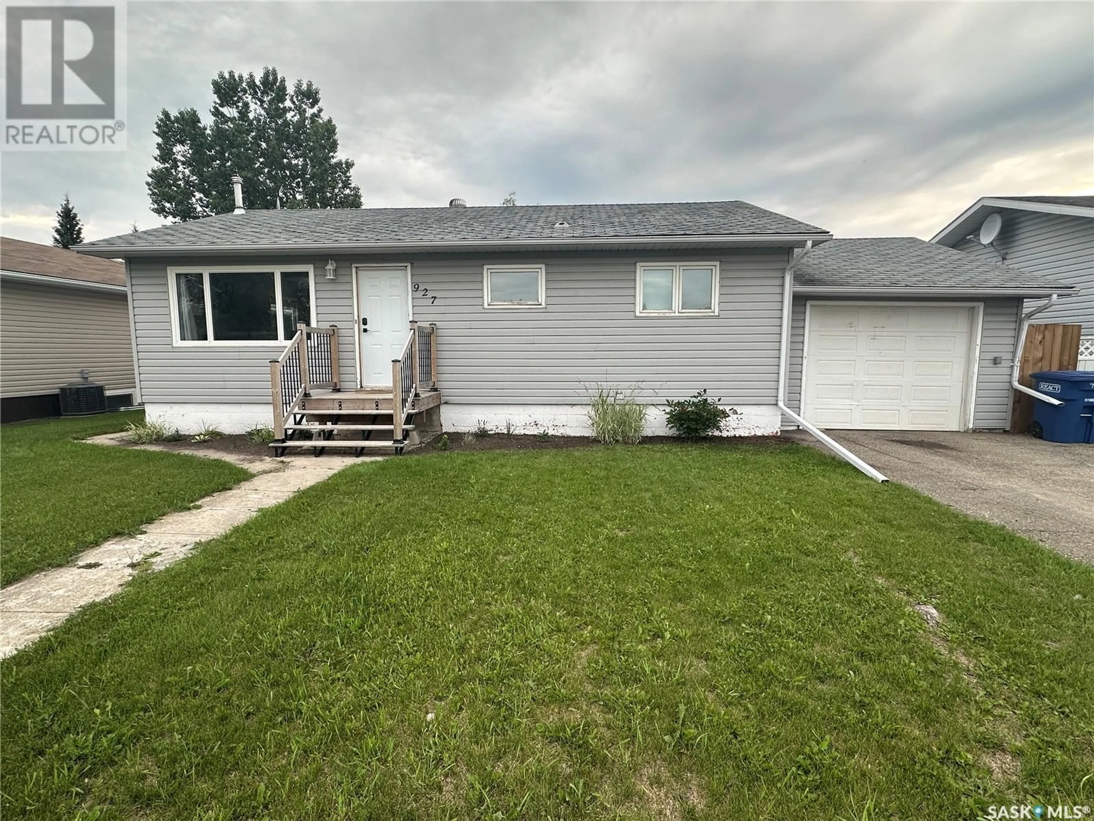Home with vinyl exterior material, street for 927 11TH STREET, Humboldt Saskatchewan S0K2A0