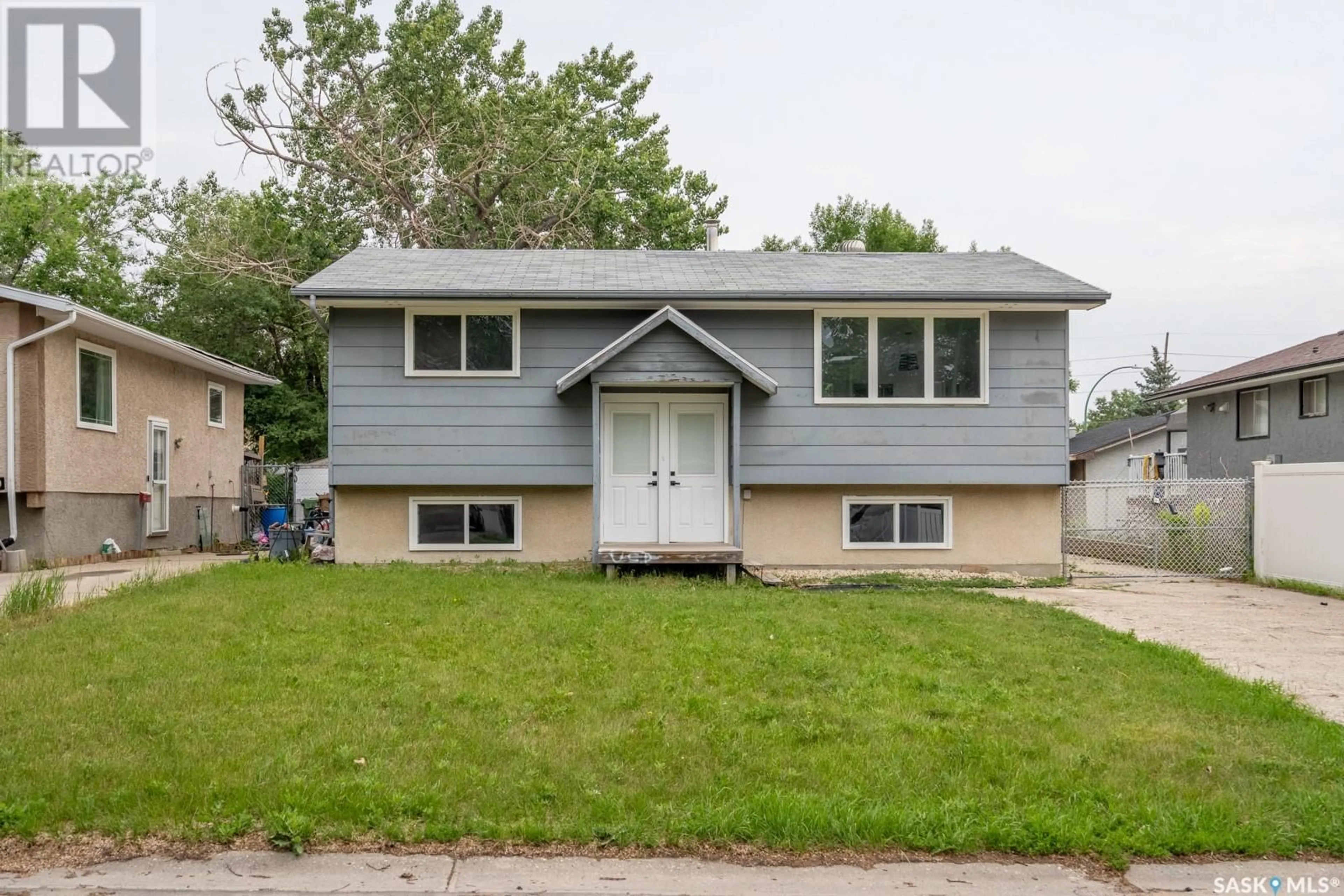 Home with vinyl exterior material, street for 54 ANTICKNAP BAY, Regina Saskatchewan S4N4G6