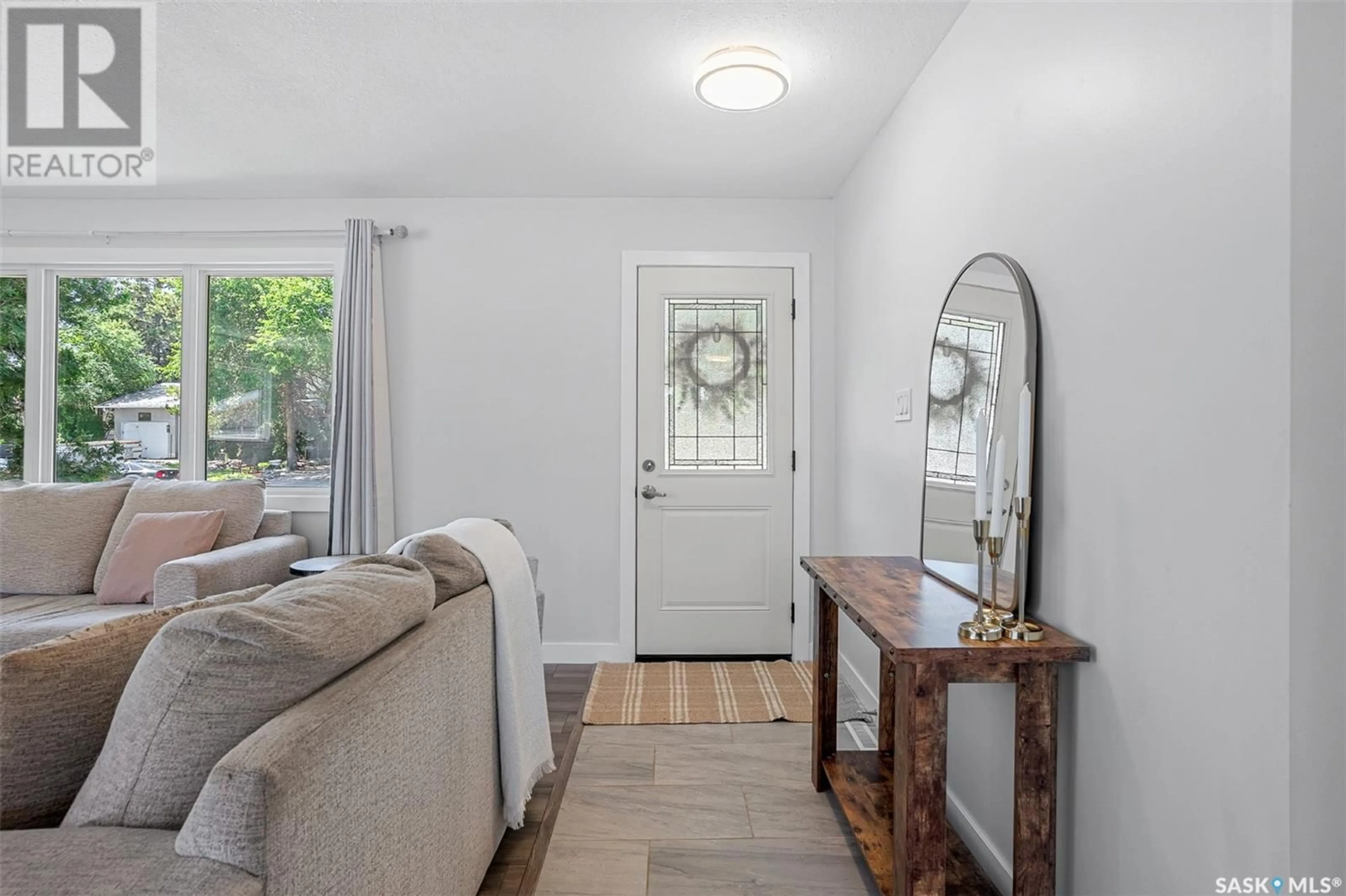 Indoor entryway for 3149 EASTVIEW, Saskatoon Saskatchewan S7J3J5