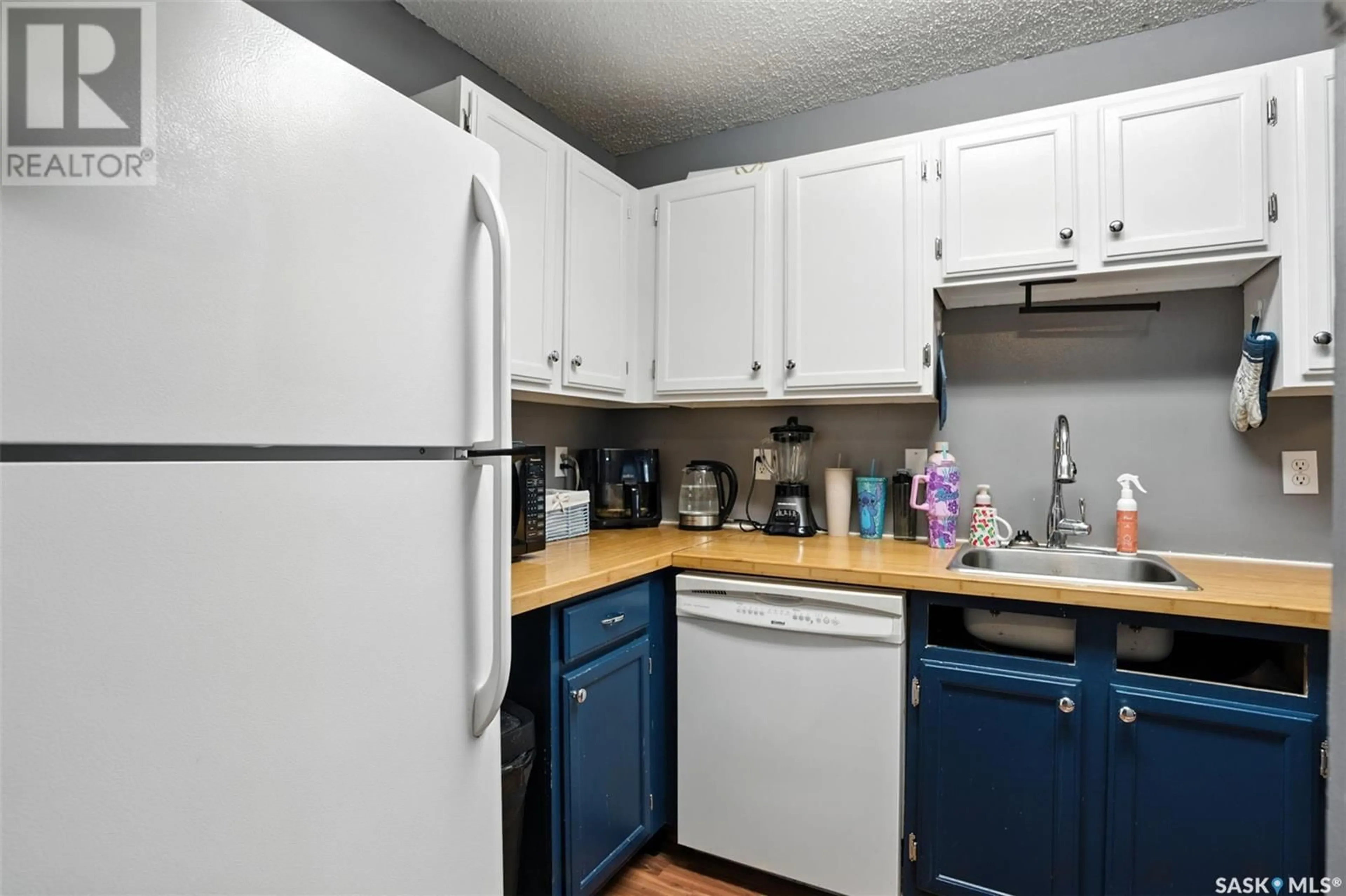 Standard kitchen, unknown for N - 202 431 4TH AVENUE, Saskatoon Saskatchewan S7K2M4