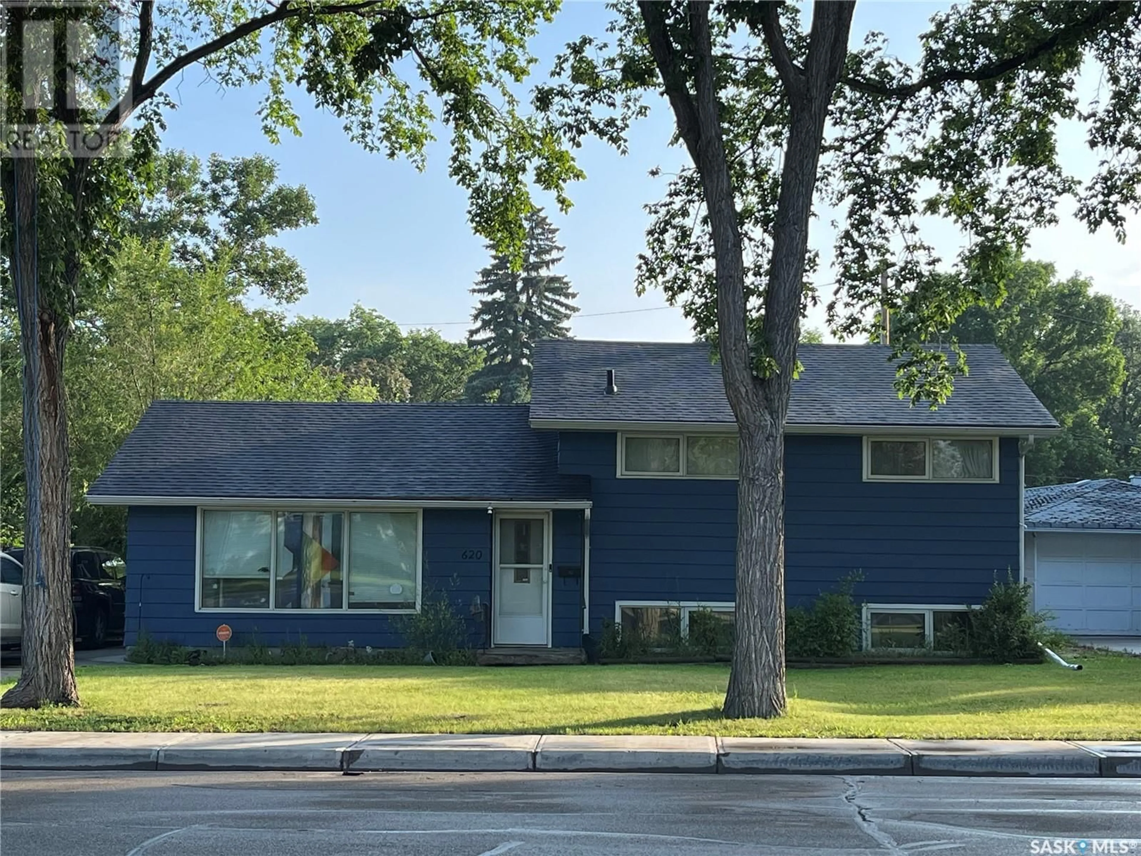Home with vinyl exterior material, street for 620 E DOUGLAS PARK CRESCENT, Regina Saskatchewan S4N2S2