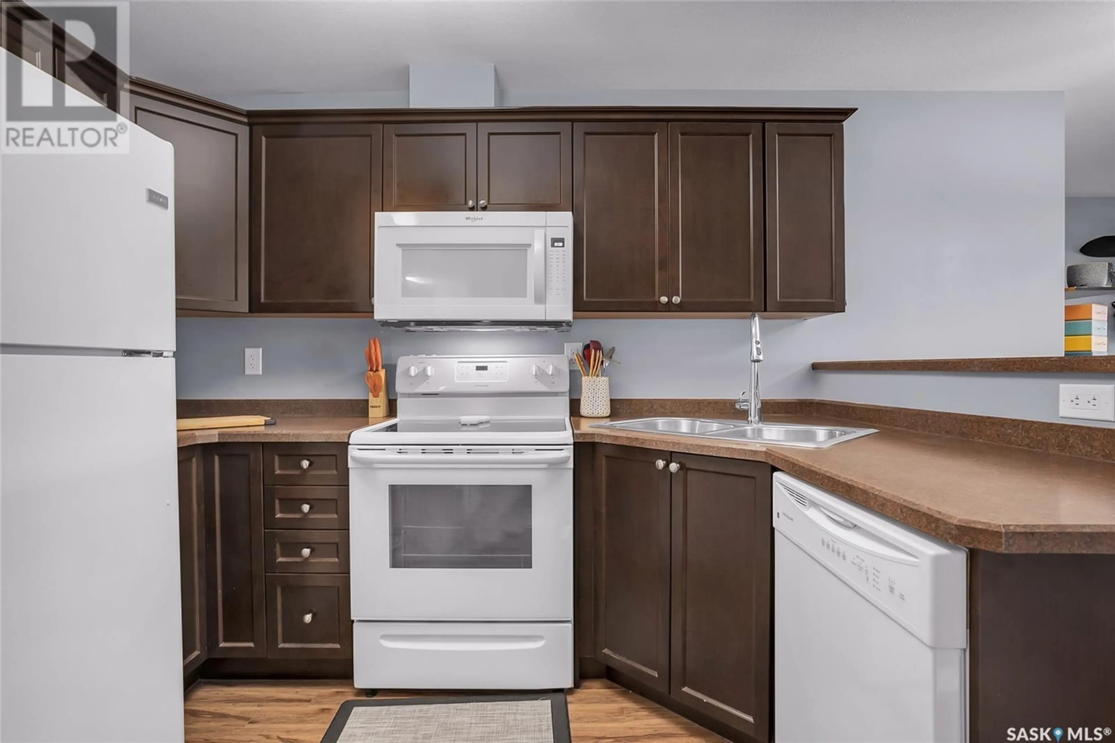 Standard kitchen, unknown for 6107 112 WILLIS CRESCENT, Saskatoon Saskatchewan S7T0N3