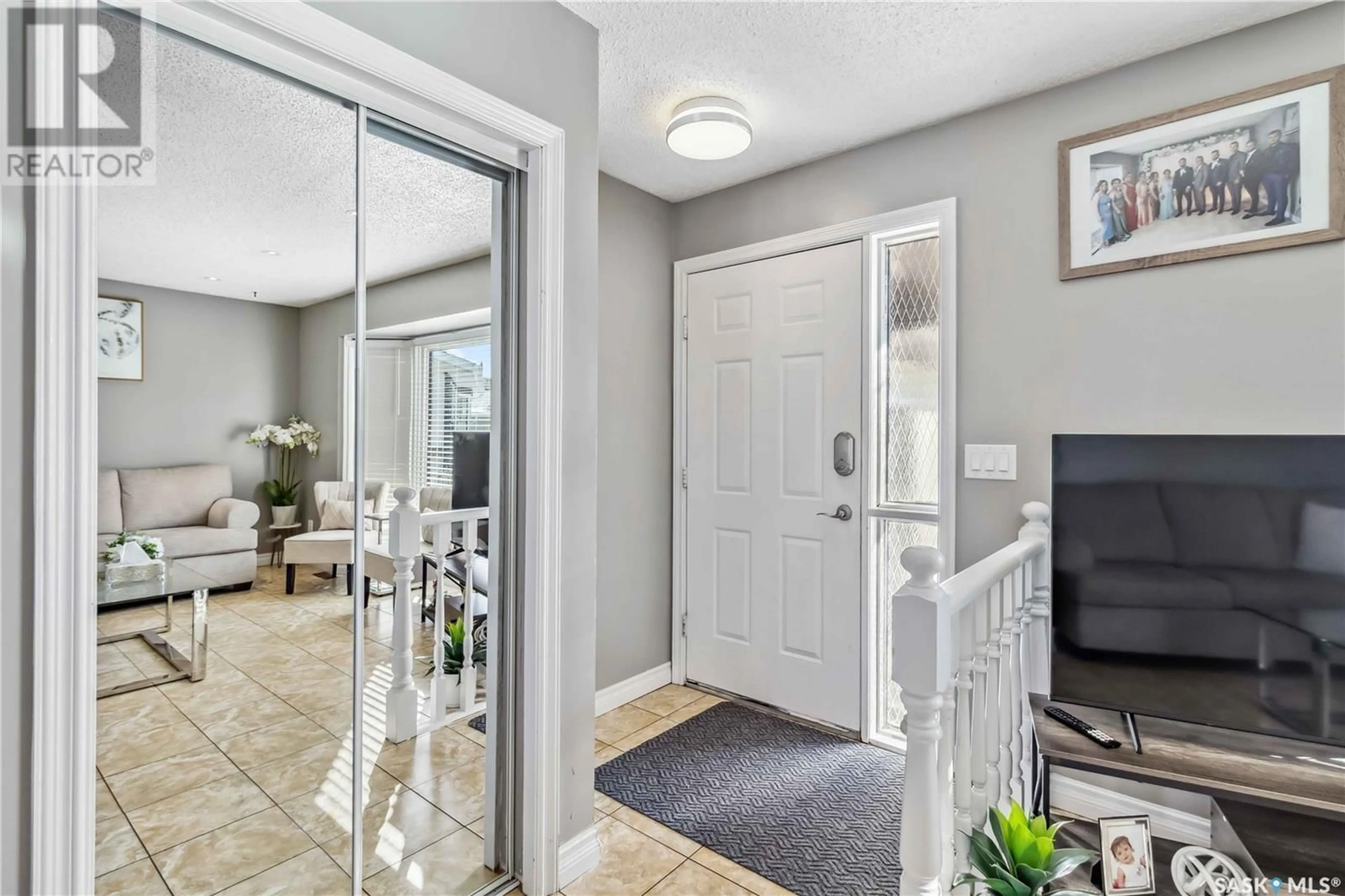 Indoor entryway for 315 SHERRY CRESCENT, Saskatoon Saskatchewan S7M5S1