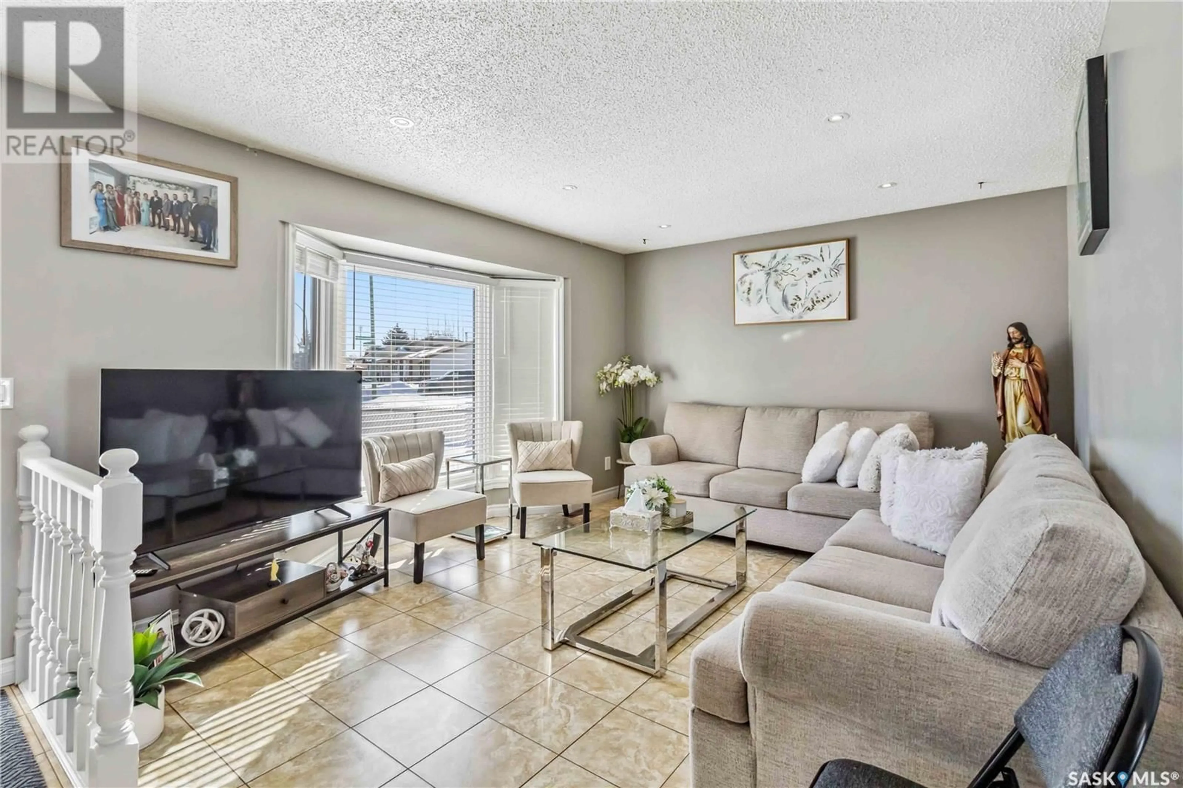 Living room with furniture, unknown for 315 SHERRY CRESCENT, Saskatoon Saskatchewan S7M5S1