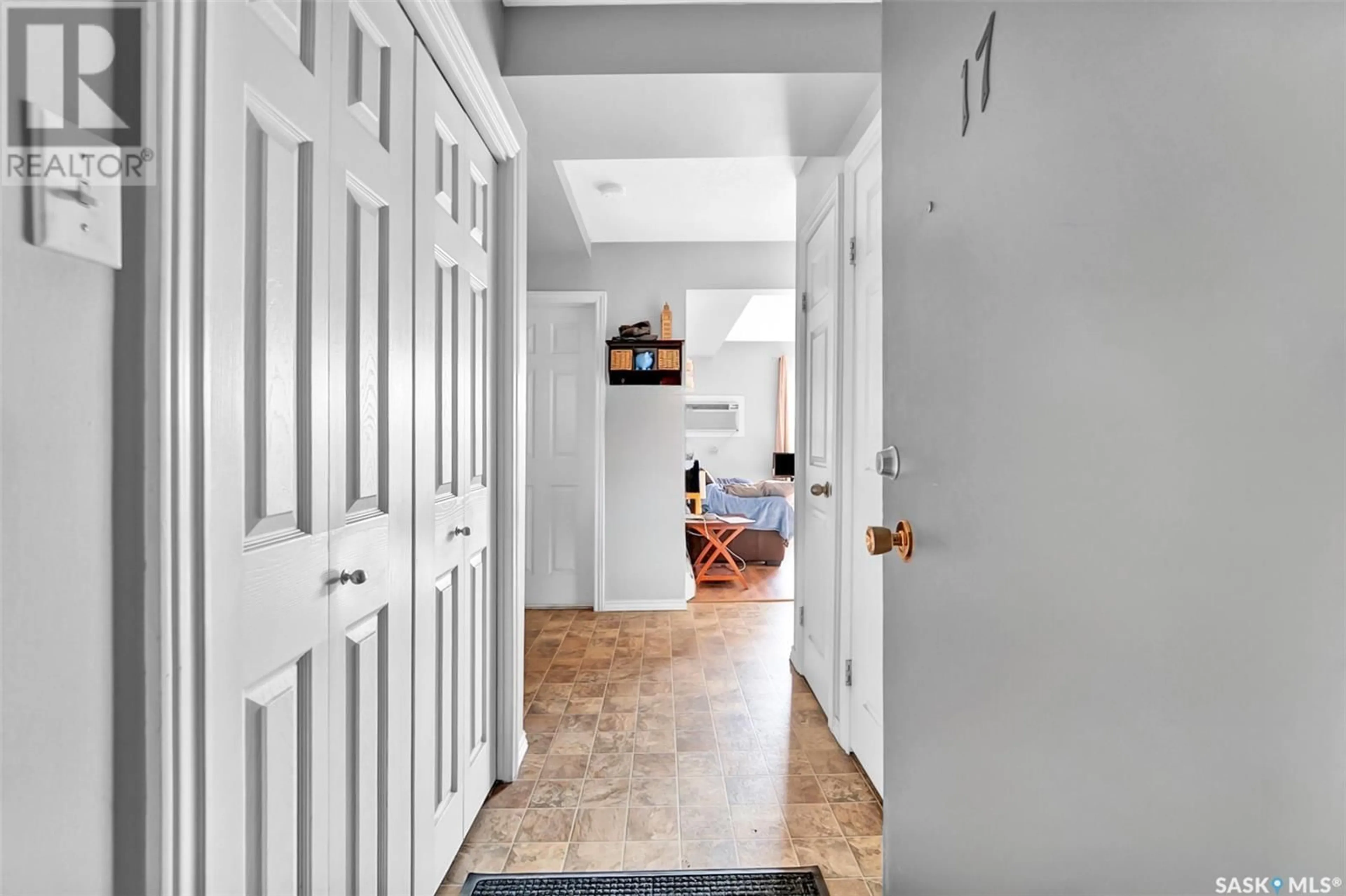 Indoor entryway for 17 3030 ARLINGTON AVENUE, Saskatoon Saskatchewan S7J2J9