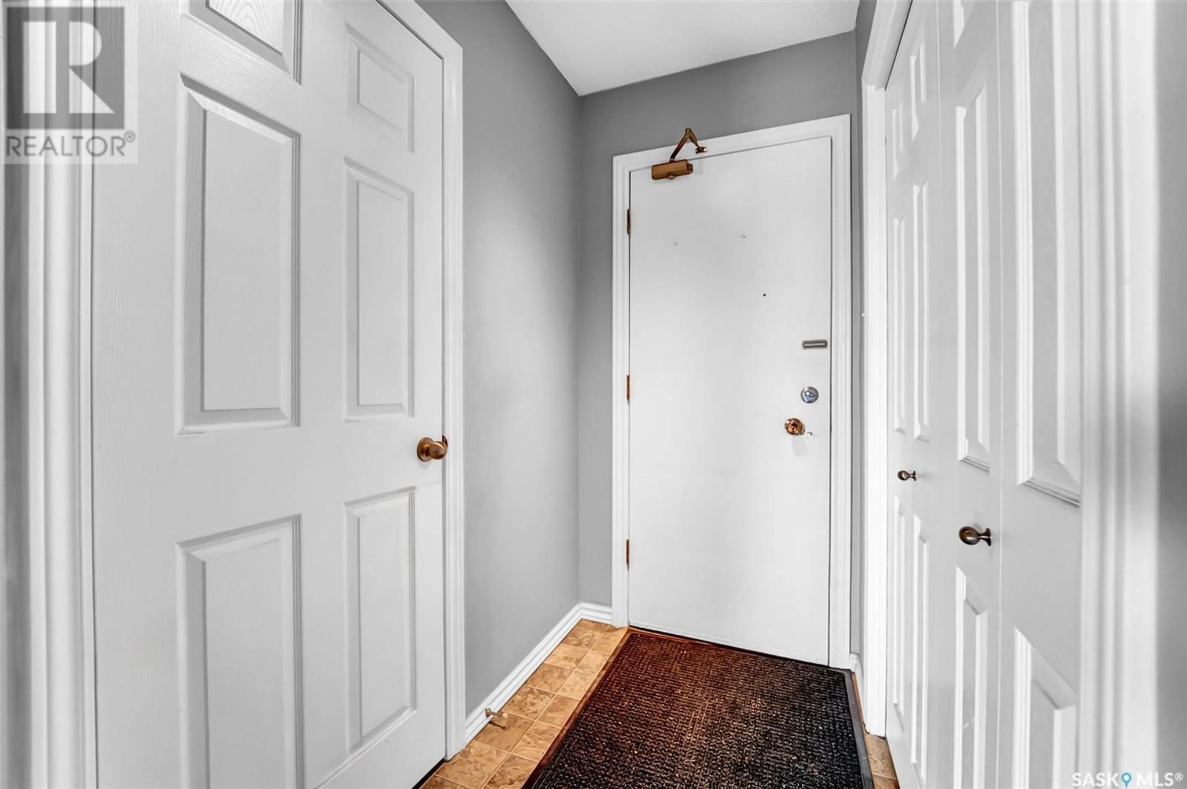 Indoor entryway for 17 3030 ARLINGTON AVENUE, Saskatoon Saskatchewan S7J2J9