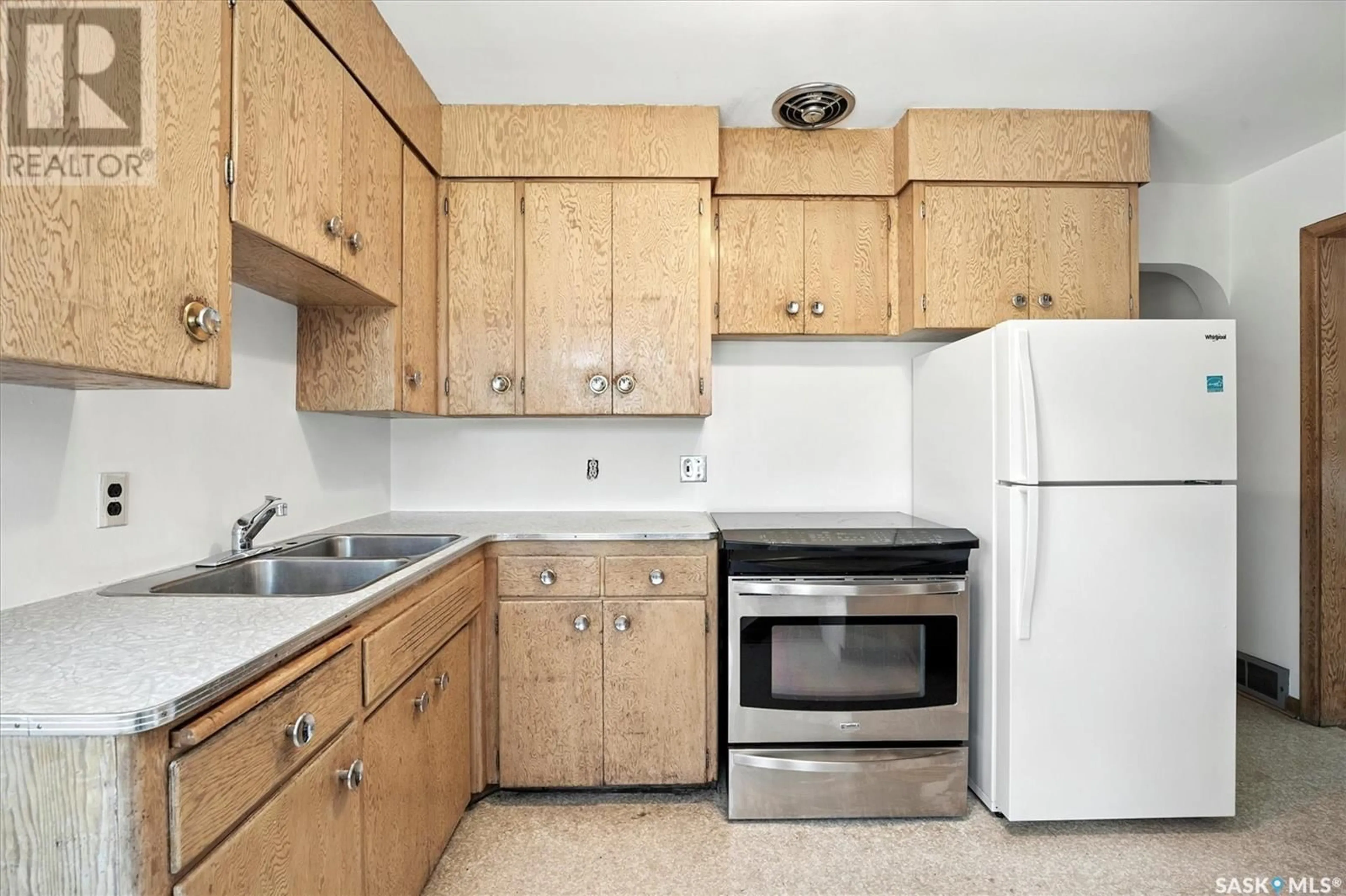 Standard kitchen, unknown for 1403/1405 11TH STREET, Saskatoon Saskatchewan S7H0G7