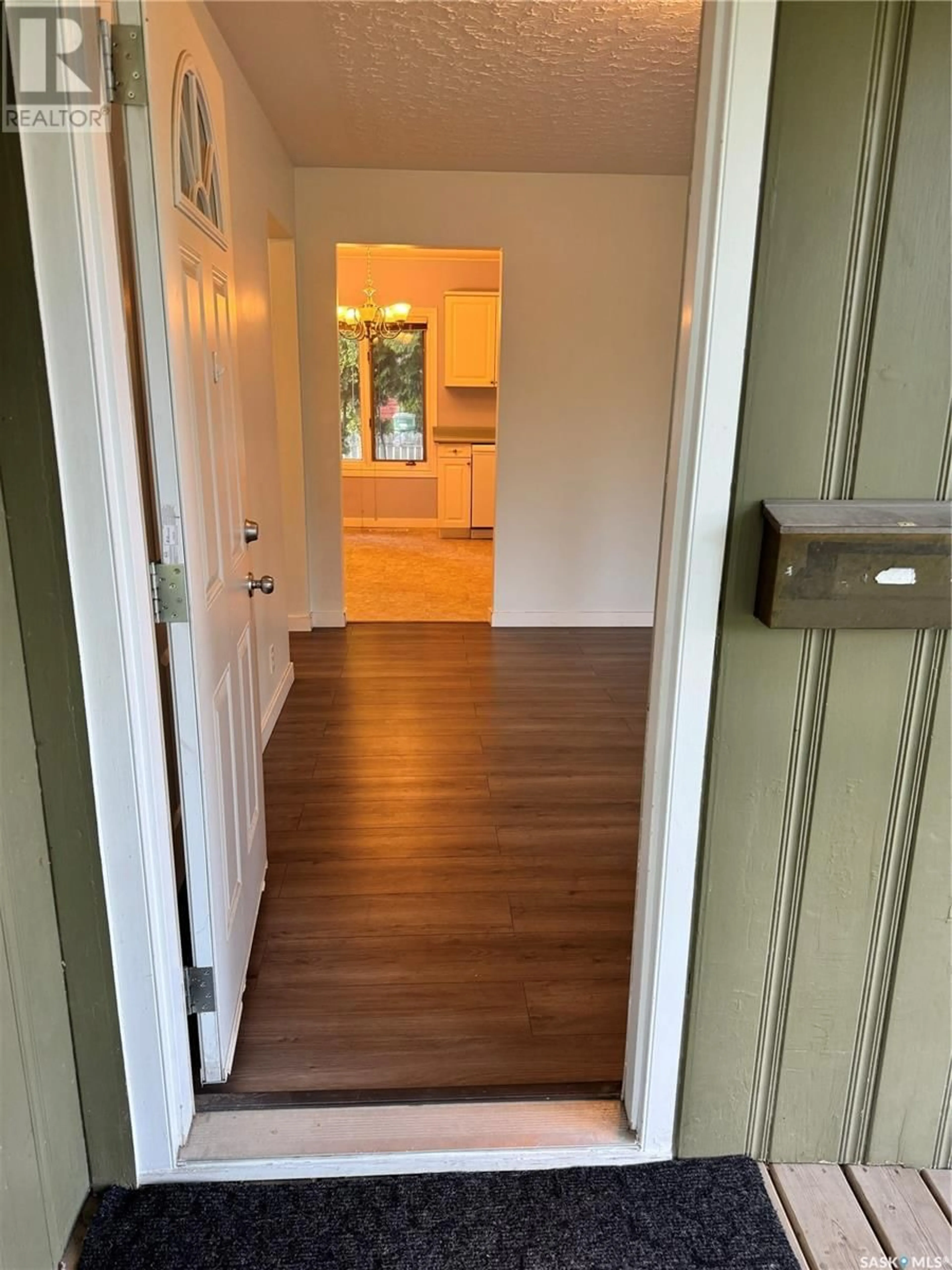 Indoor entryway for 1015 TAYLOR STREET, Saskatoon Saskatchewan S7H1W4