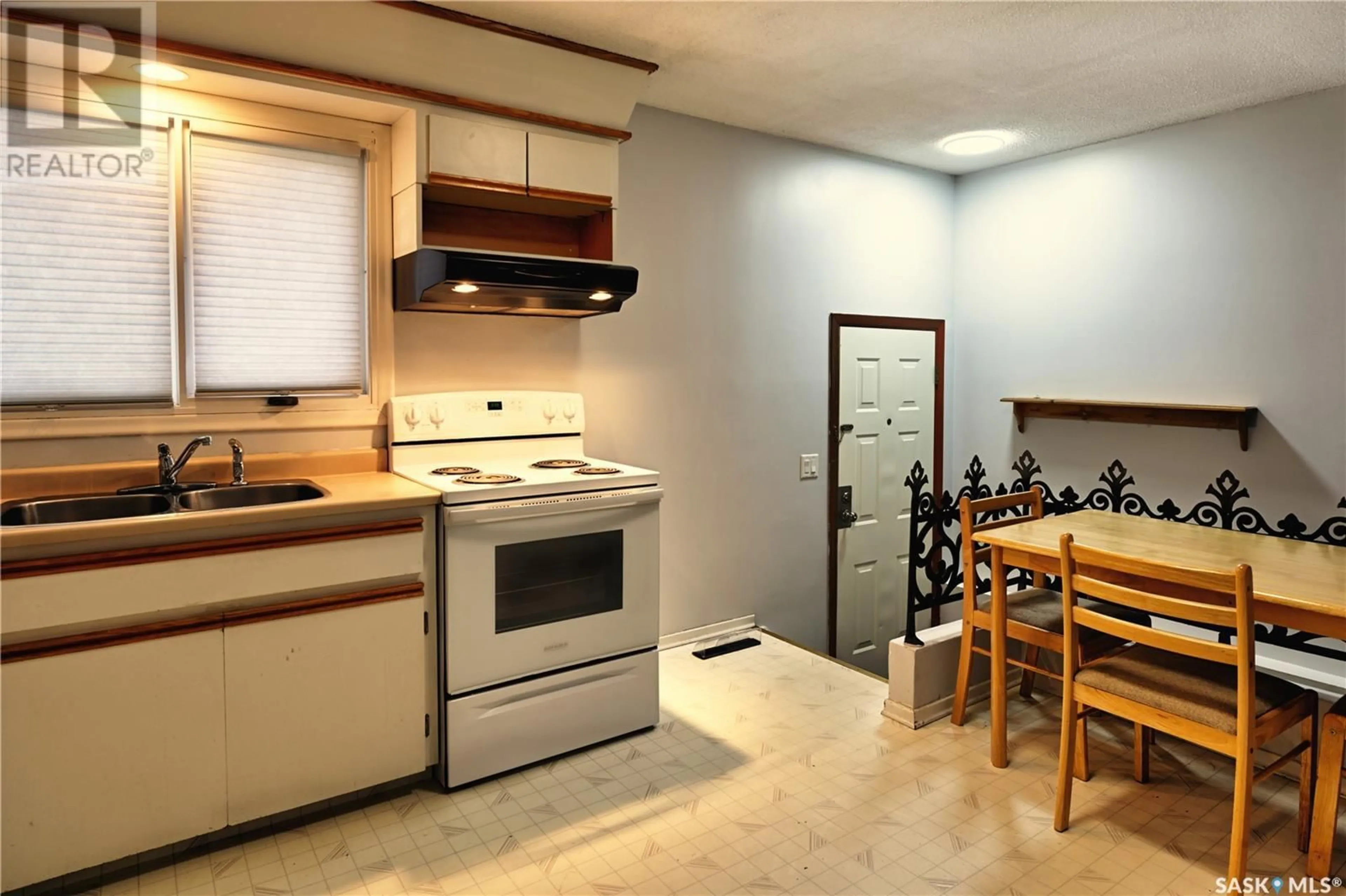 Standard kitchen, unknown for 59 BYERS CRESCENT, Saskatoon Saskatchewan S7L4H1