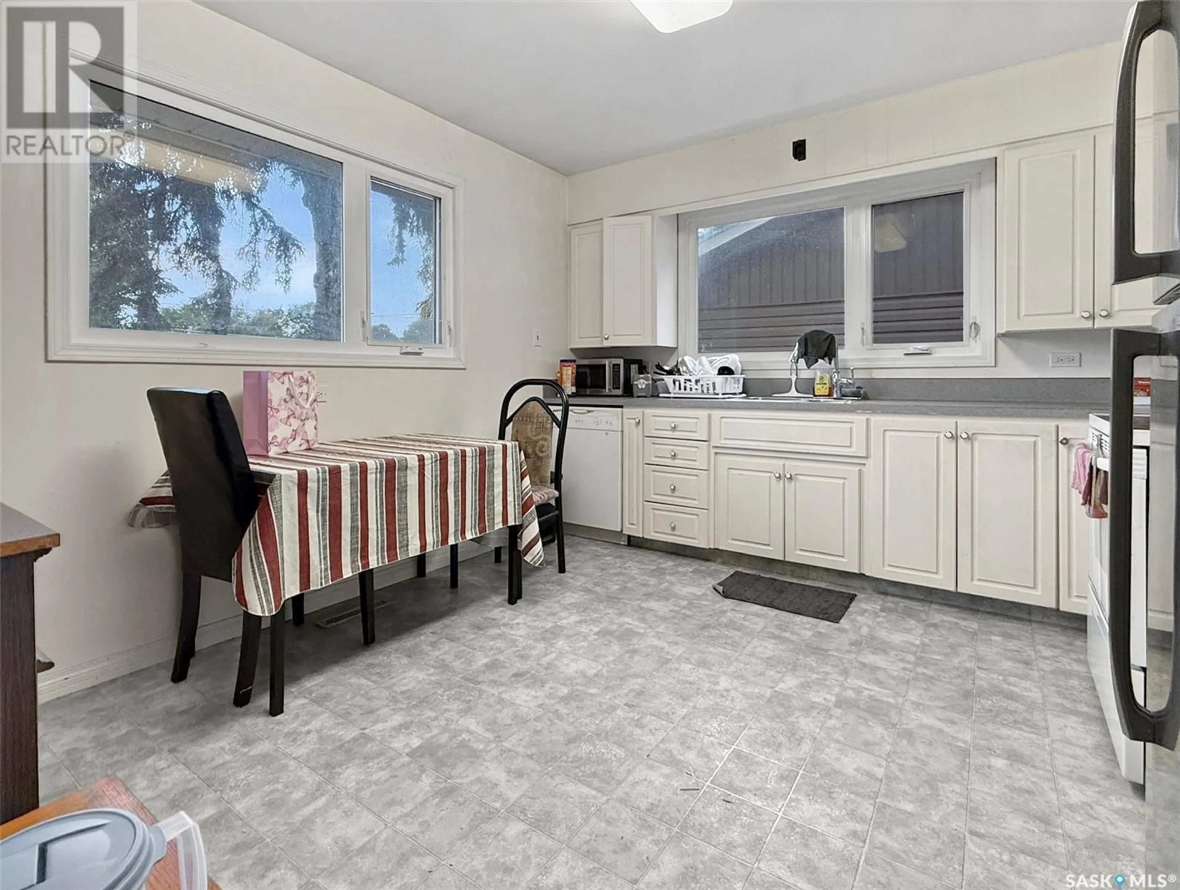 Standard kitchen, unknown for 355 3RD AVENUE, Swift Current Saskatchewan S9H3K6