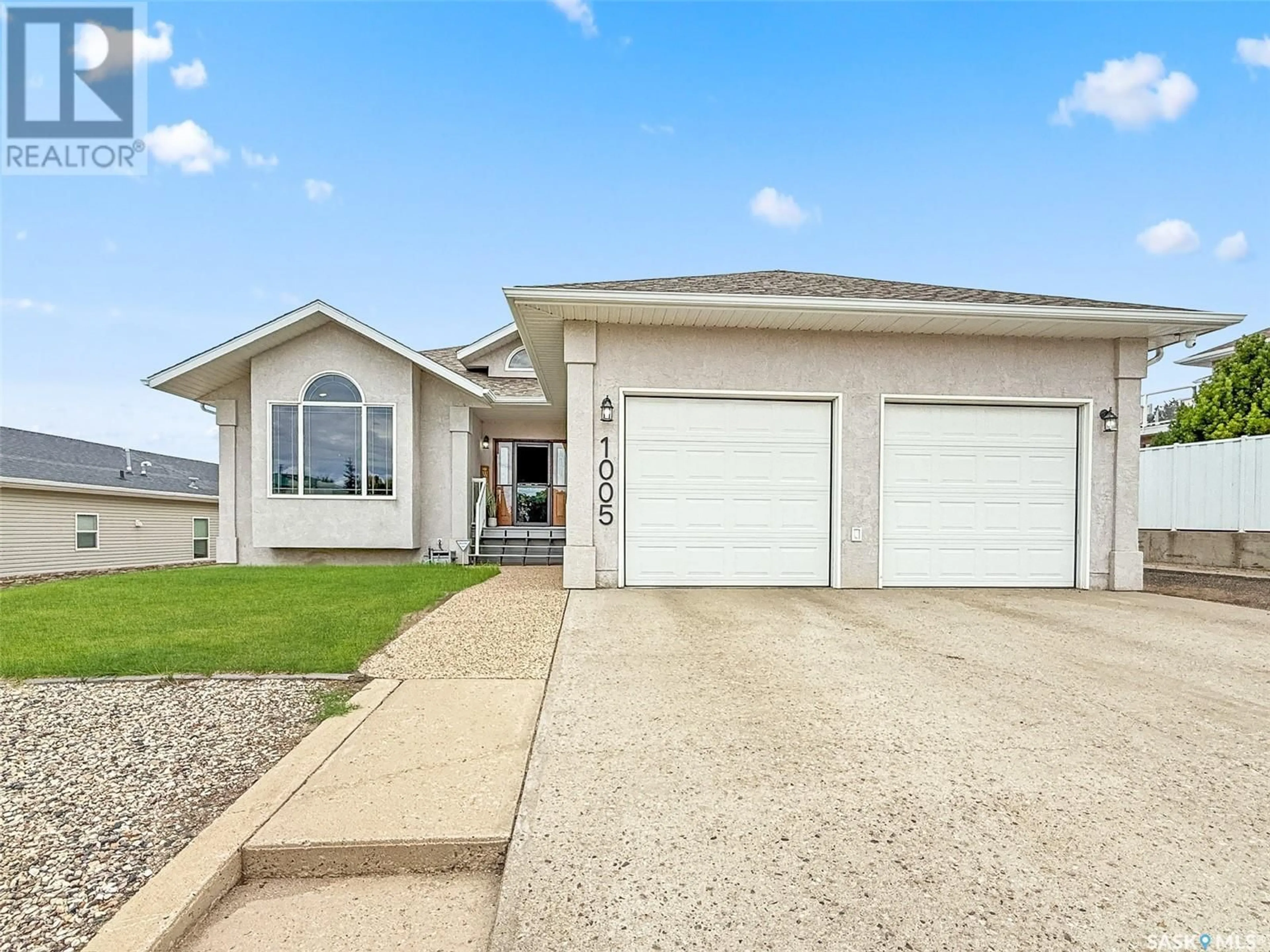 Home with vinyl exterior material, water/lake/river/ocean view for 1005 2ND AVENUE, Swift Current Saskatchewan S9H4T2