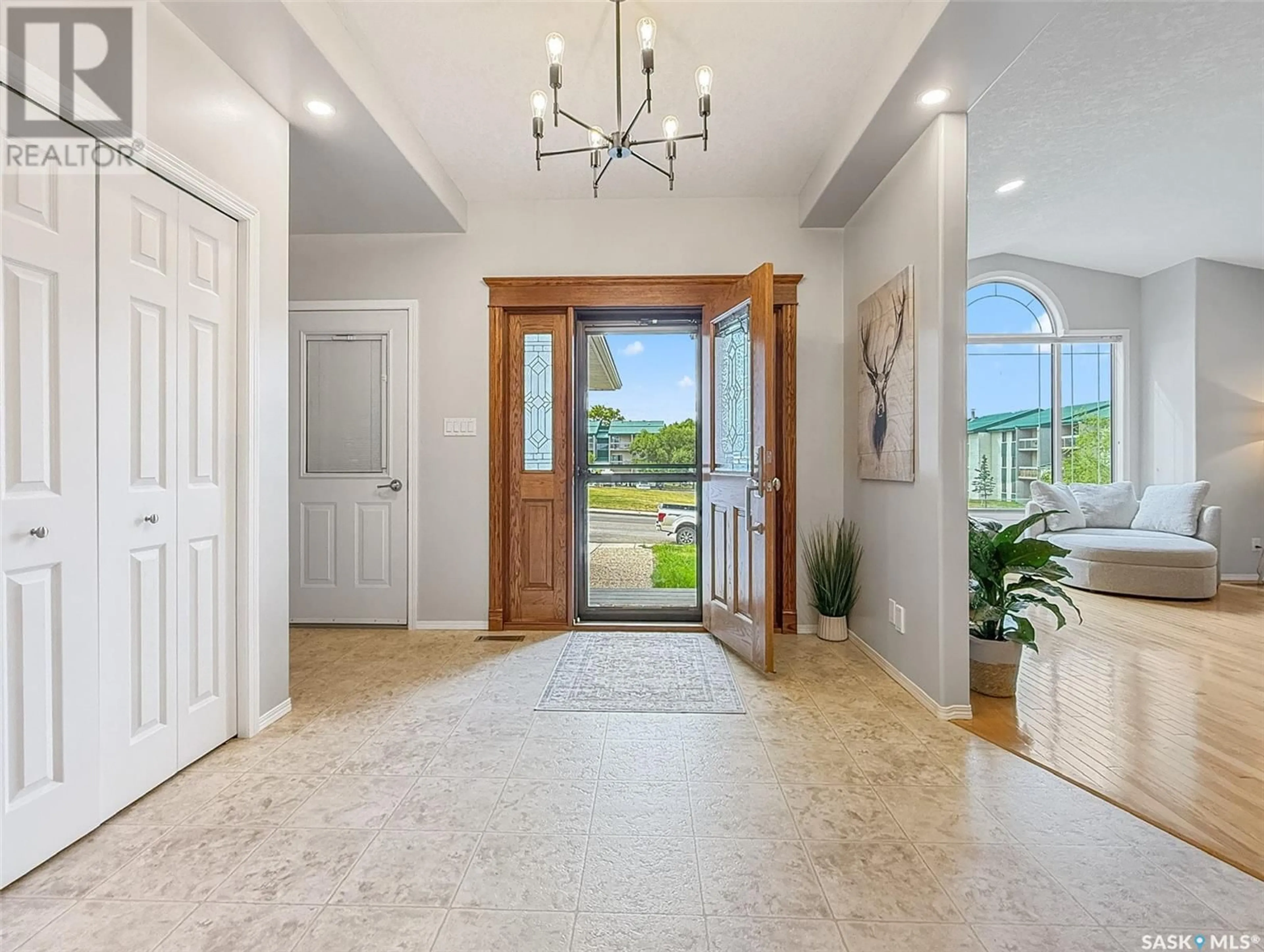 Indoor entryway for 1005 2ND AVENUE, Swift Current Saskatchewan S9H4T2