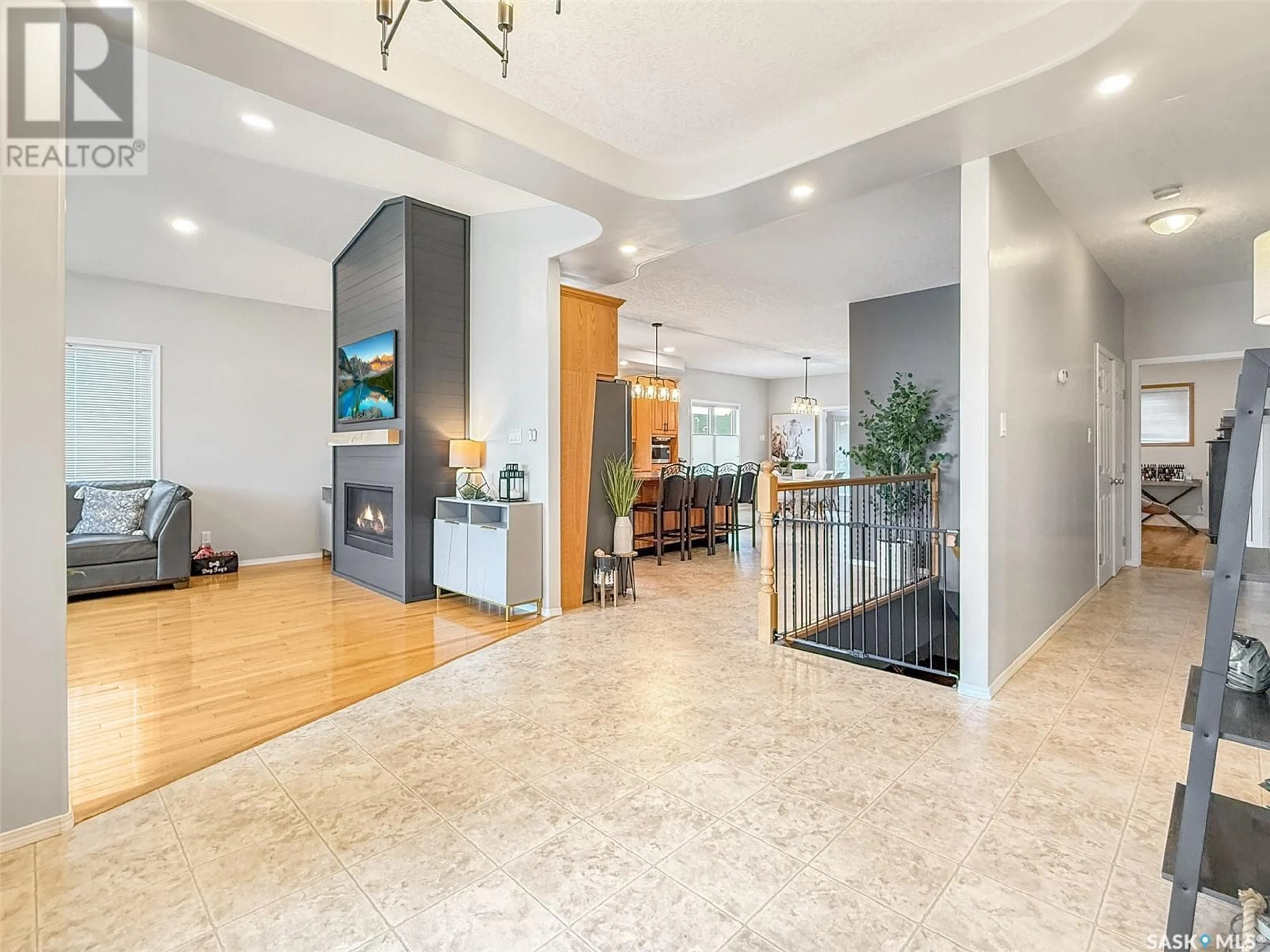 Indoor foyer for 1005 2ND AVENUE, Swift Current Saskatchewan S9H4T2