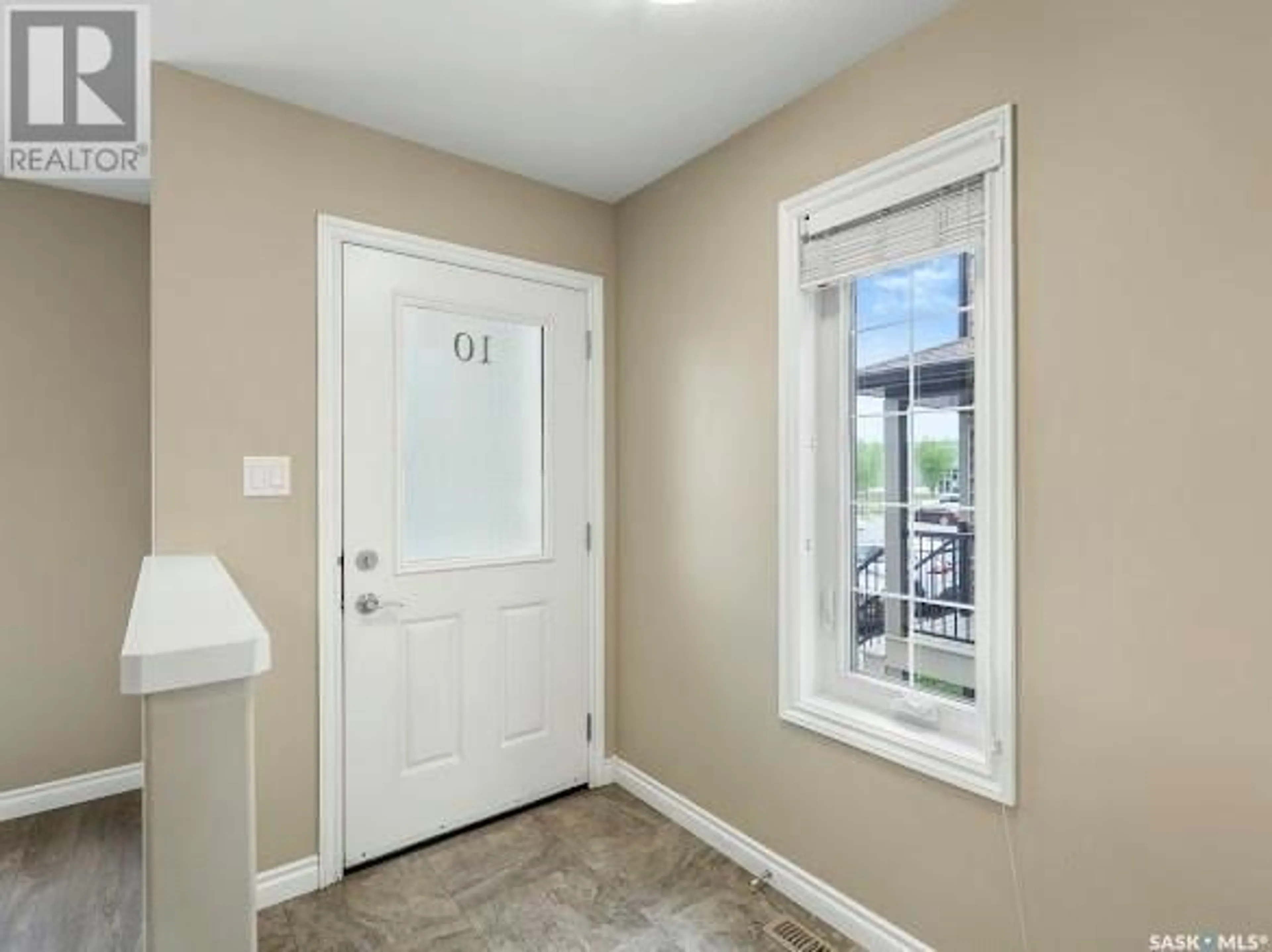 Indoor entryway for 10 - 4801 TRINITY LANE, Regina Saskatchewan S4W0E2