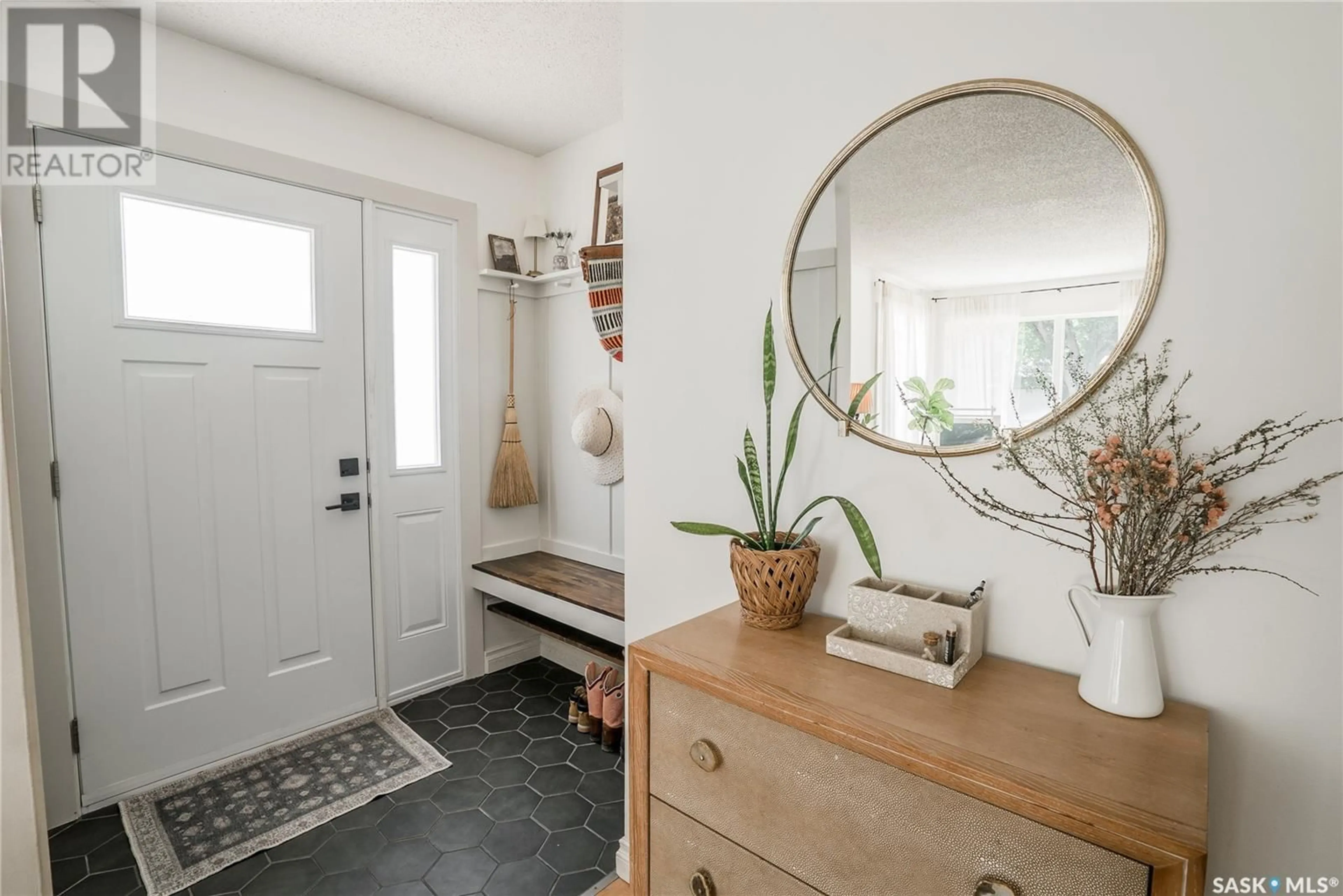 Indoor entryway for 57 KIRK CRESCENT, Saskatoon Saskatchewan S7H3B1