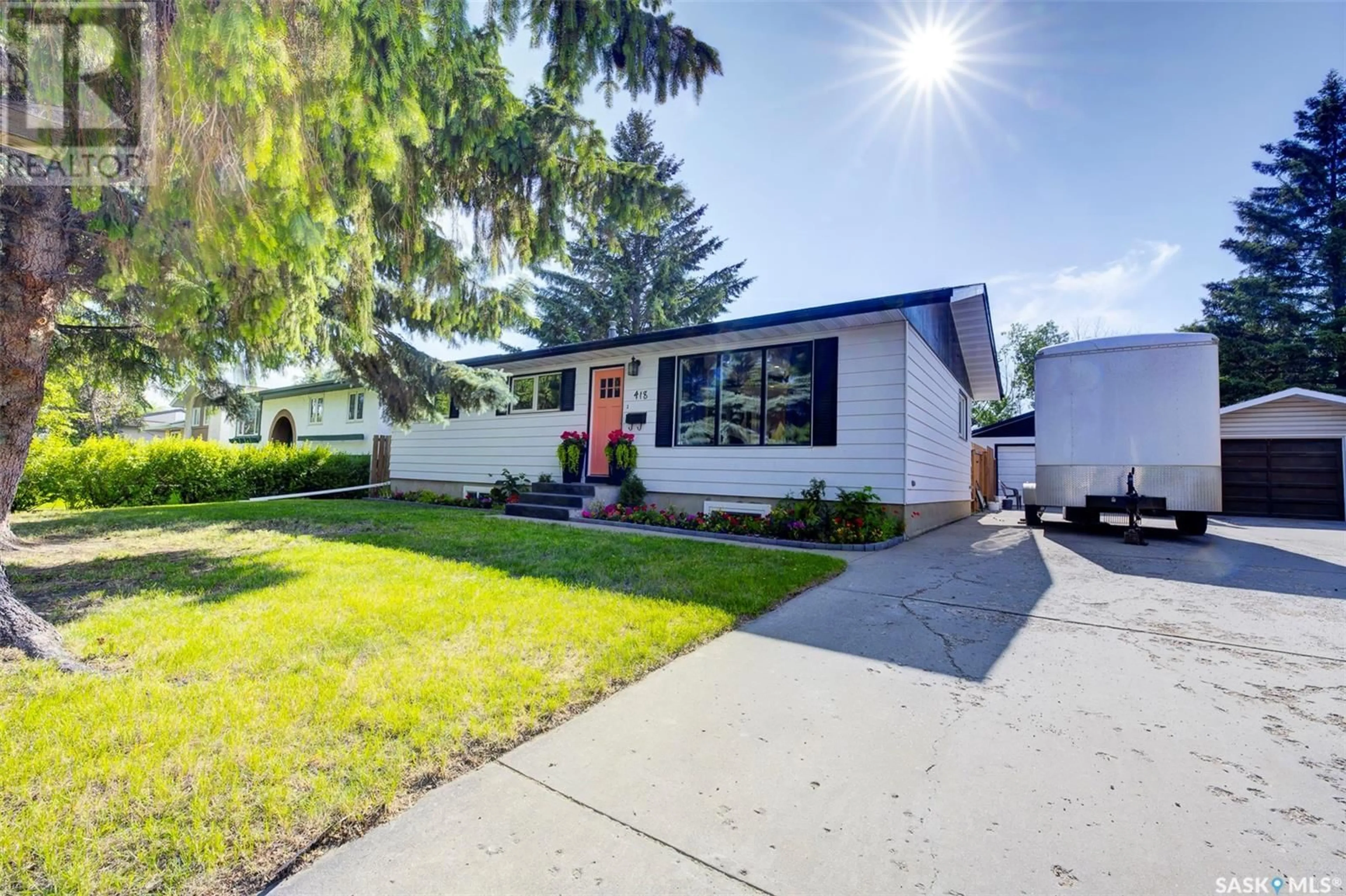 Home with vinyl exterior material, street for 418 HIGHLANDS CRESCENT, Saskatoon Saskatchewan S7H4Y1