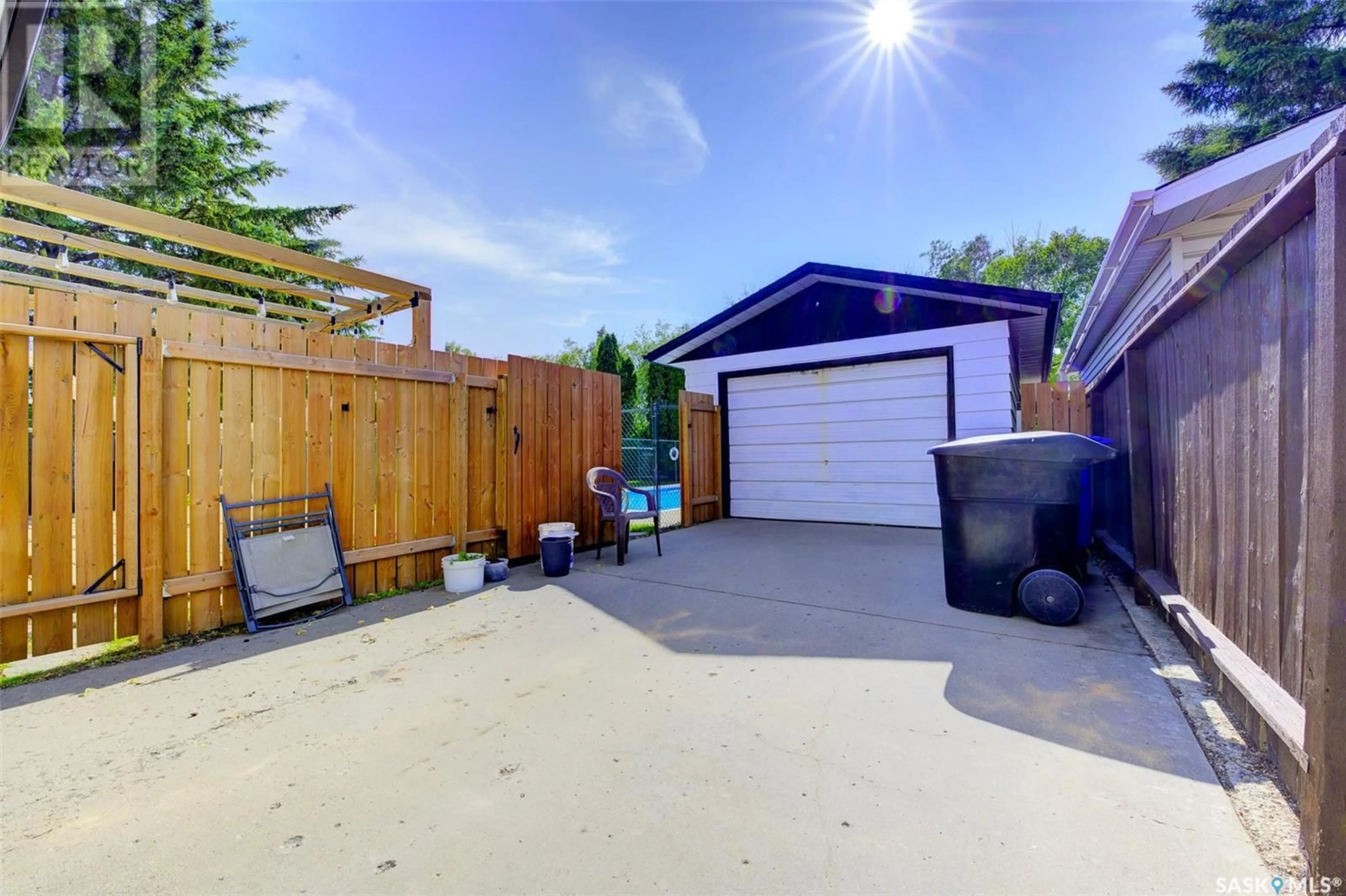 A pic from outside/outdoor area/front of a property/back of a property/a pic from drone, street for 418 HIGHLANDS CRESCENT, Saskatoon Saskatchewan S7H4Y1