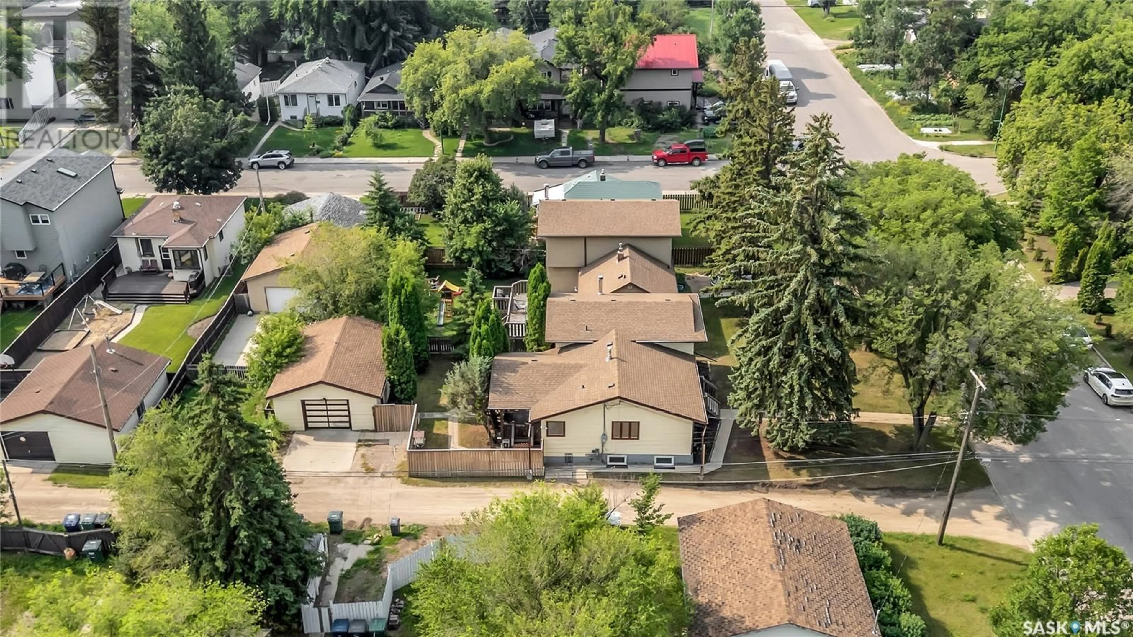 A pic from outside/outdoor area/front of a property/back of a property/a pic from drone, street for 1911 MELROSE AVENUE, Saskatoon Saskatchewan S7J0V1