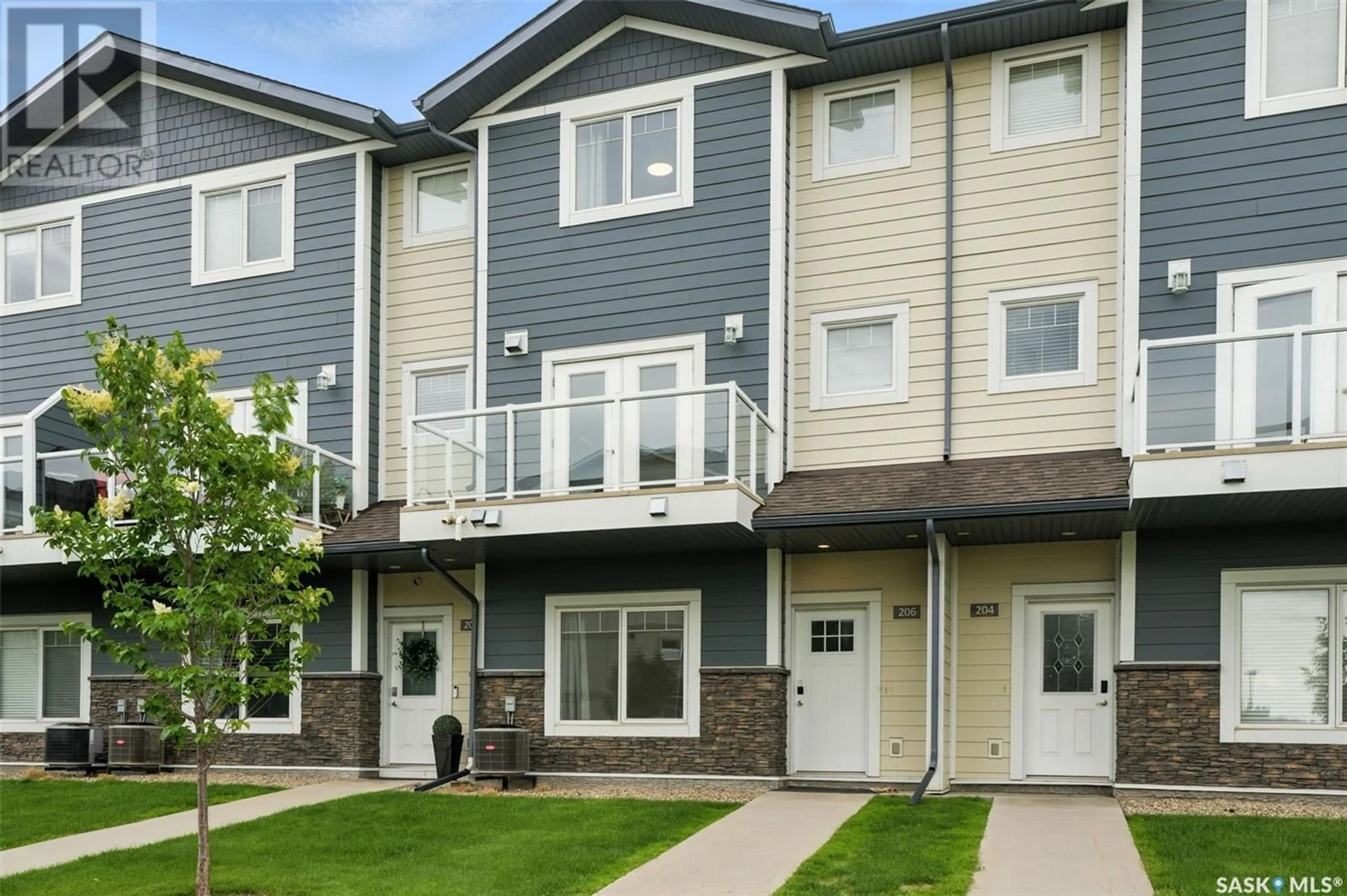 Home with vinyl exterior material, street for 212 - 206 WILLIS CRESCENT, Saskatoon Saskatchewan S7T0R6