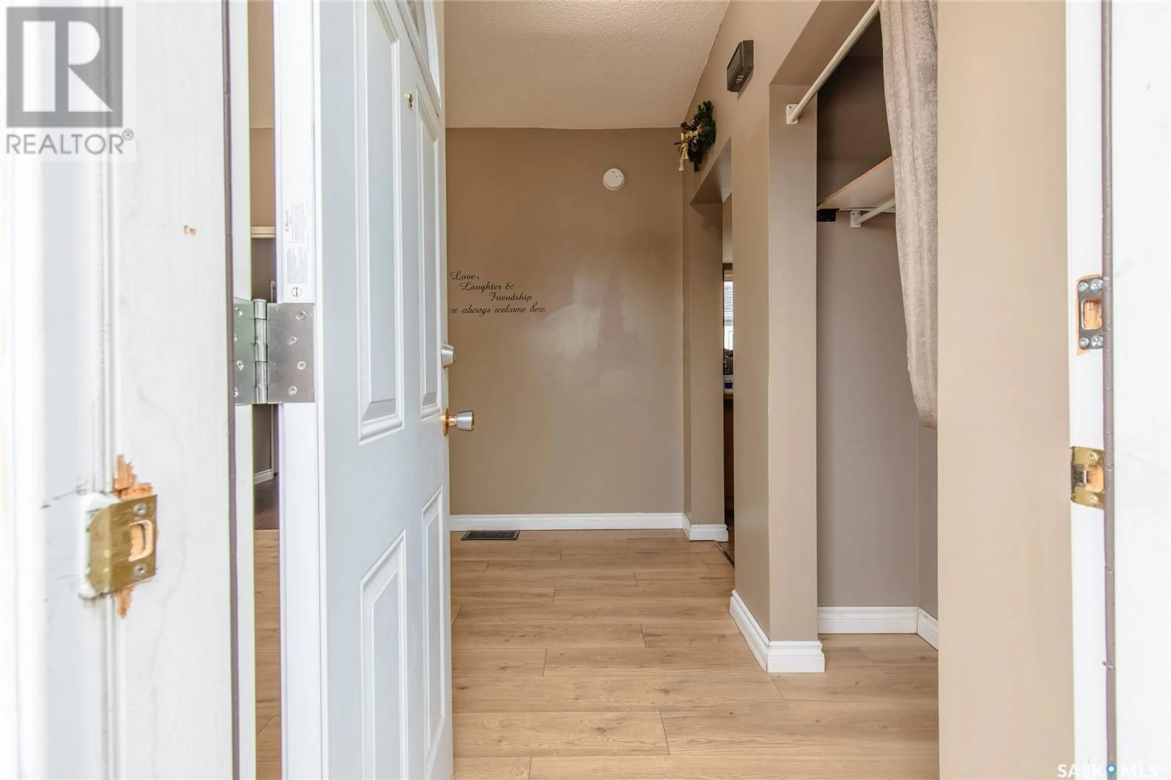Indoor entryway for 1103 4TH AVENUE NE, Moose Jaw Saskatchewan S6H1H9