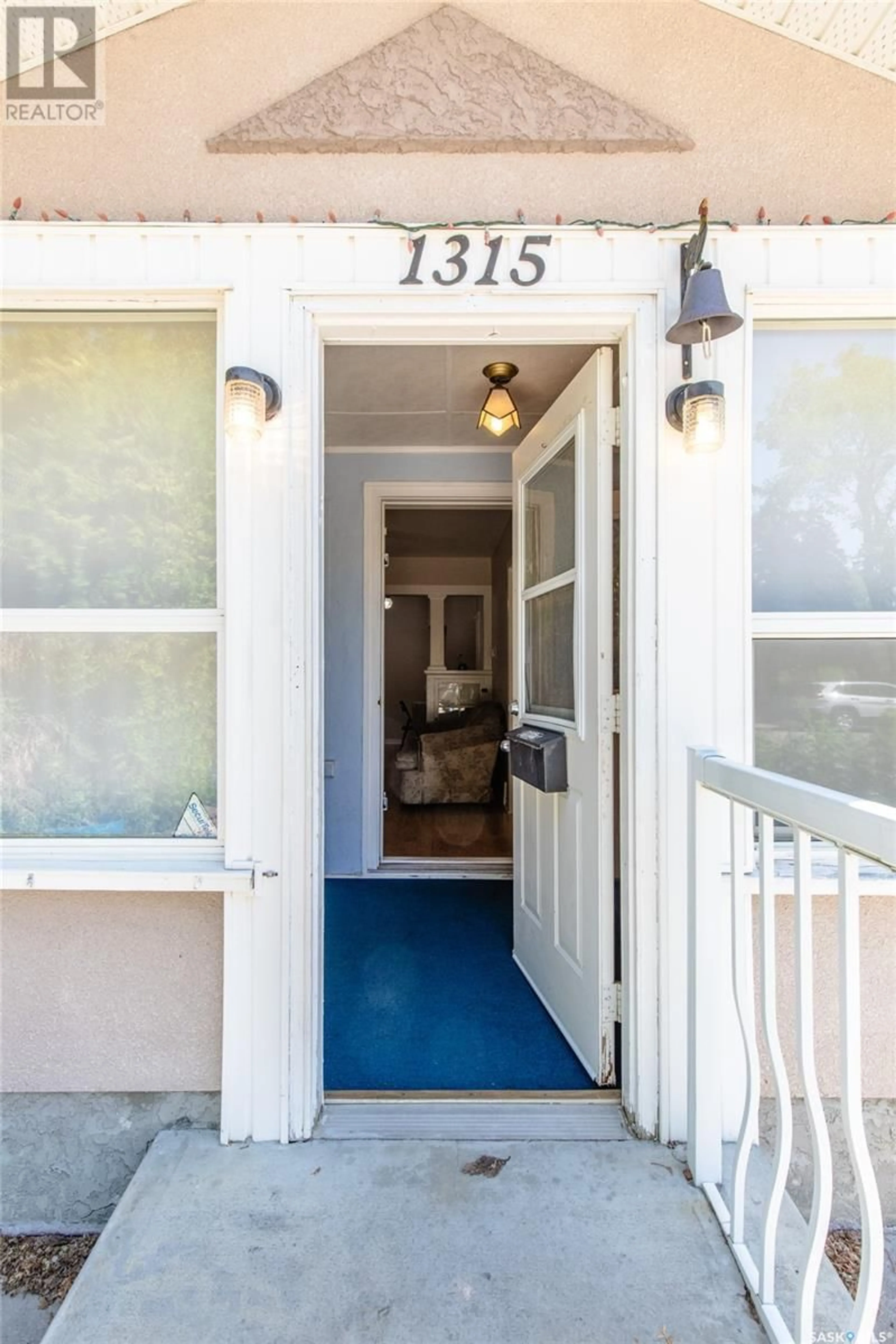 Indoor entryway for 1315 6TH AVENUE, Moose Jaw Saskatchewan S6H4A9