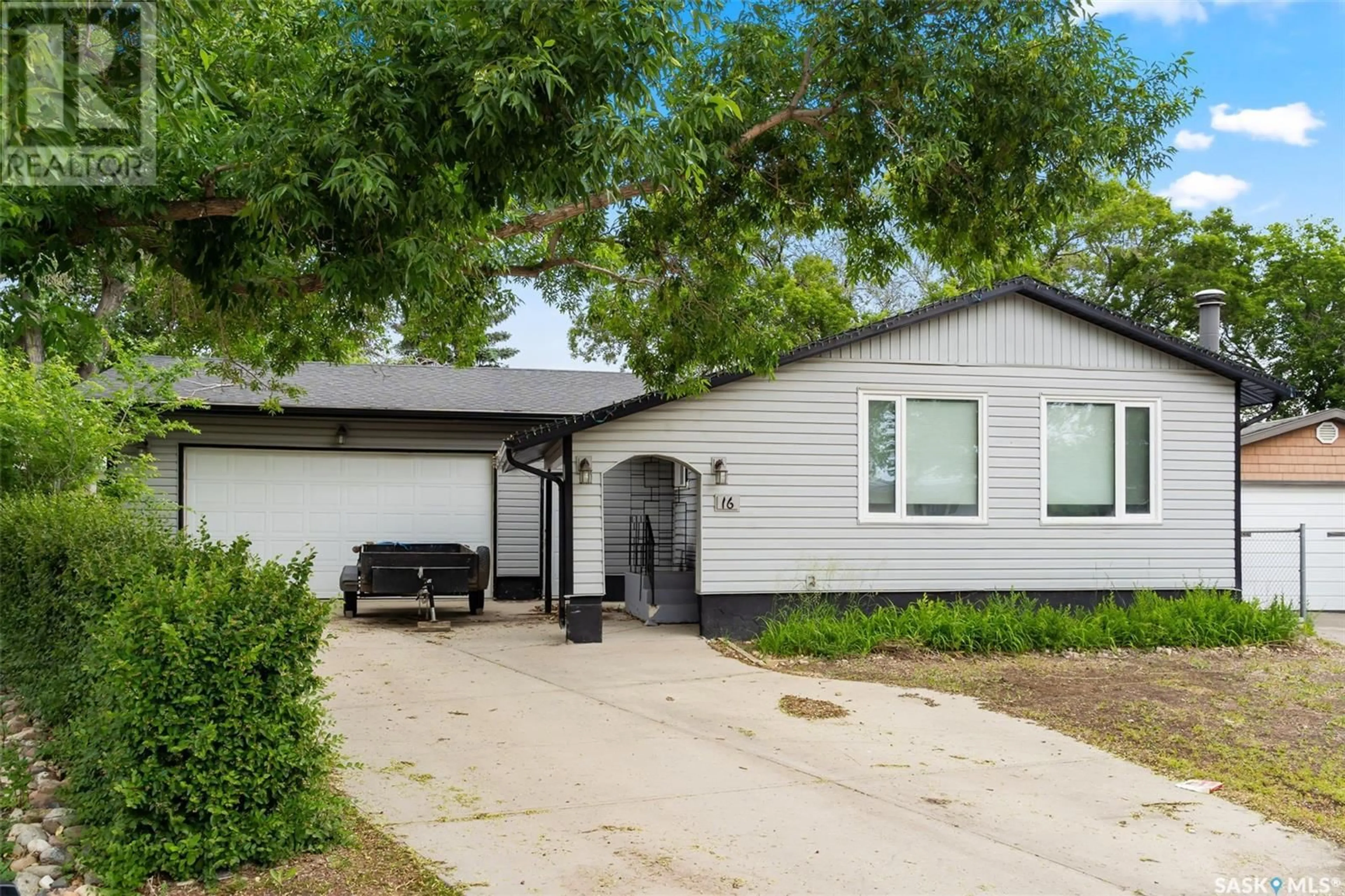 Home with vinyl exterior material, street for 16 PLEASANTVIEW BAY, Regina Saskatchewan S4R5H3