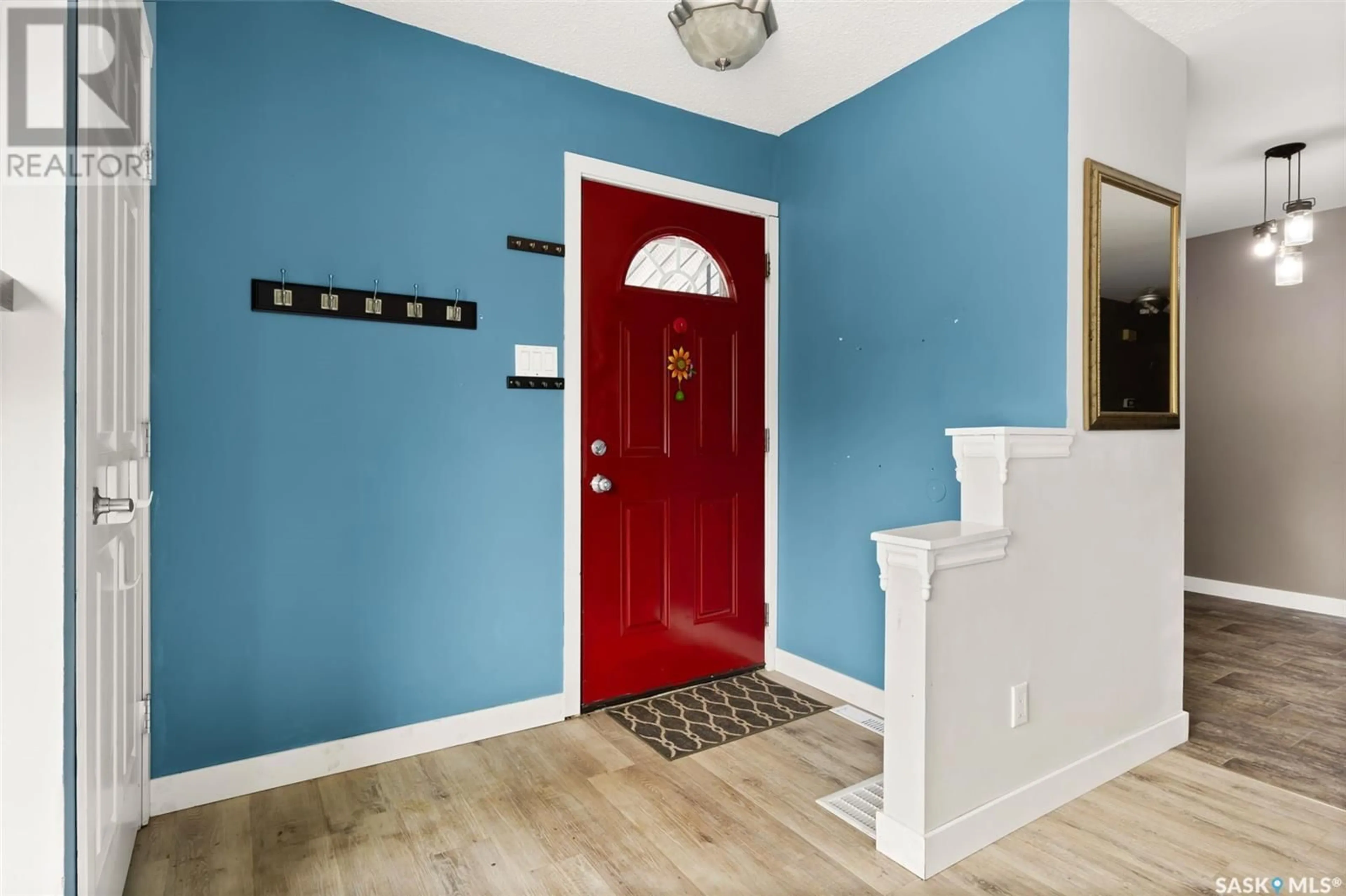 Indoor entryway for 16 PLEASANTVIEW BAY, Regina Saskatchewan S4R5H3