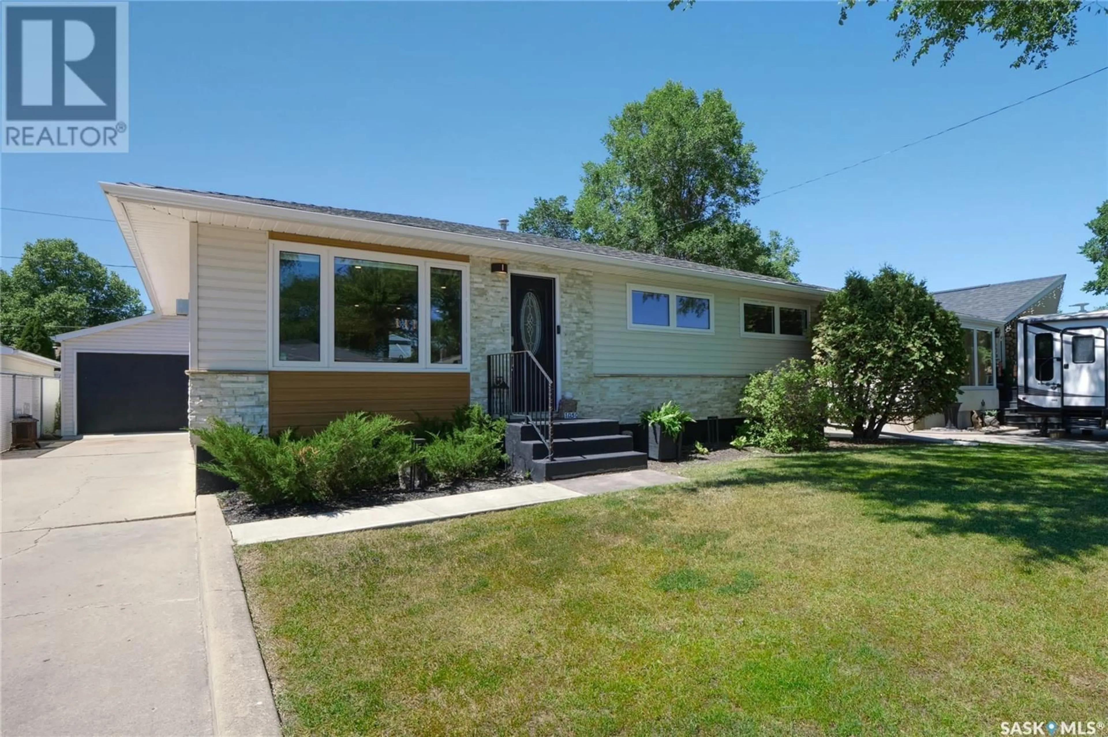 Home with vinyl exterior material, street for 1050 GRAYSON CRESCENT, Moose Jaw Saskatchewan S6H3G1