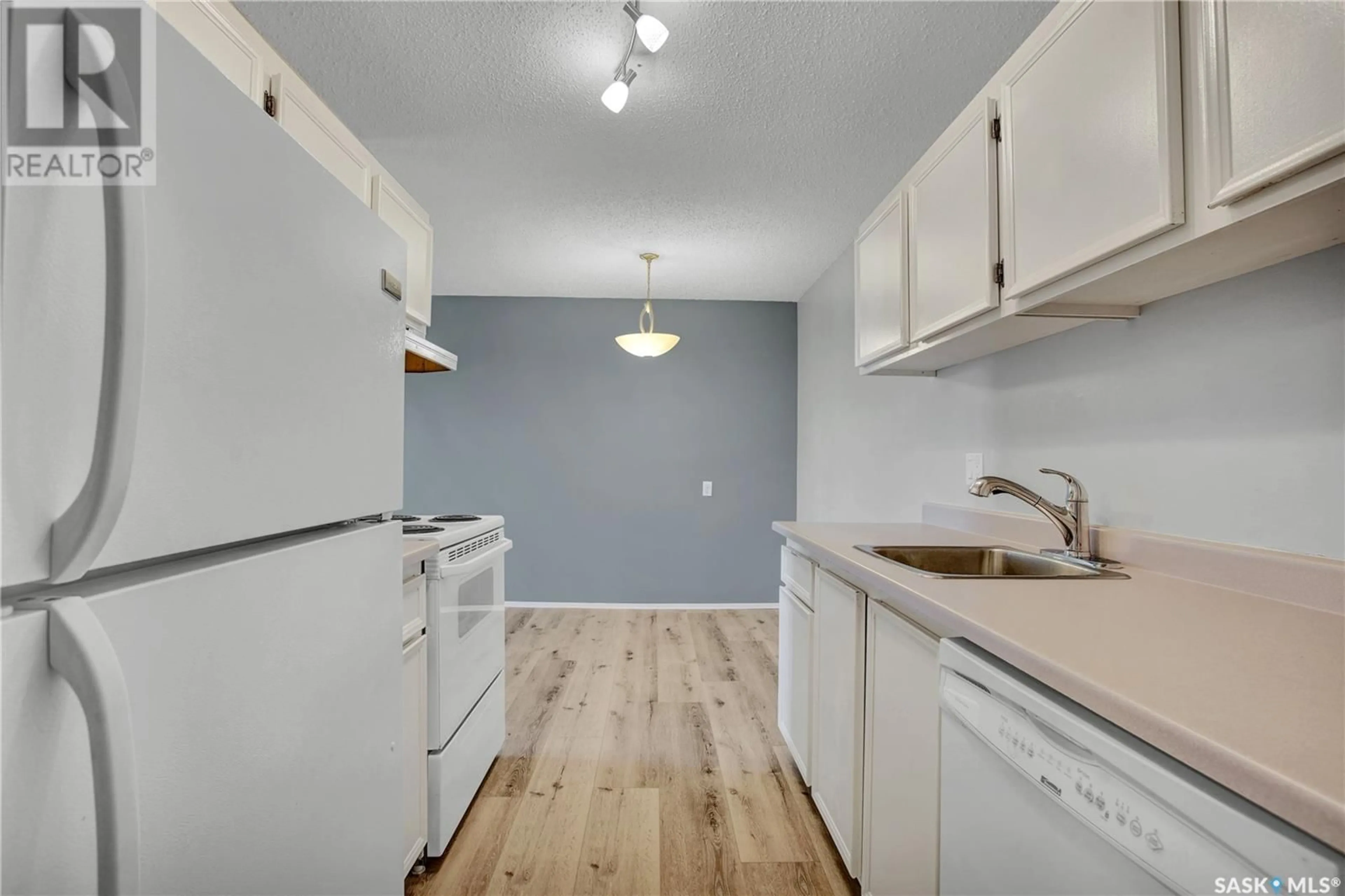 Standard kitchen, wood/laminate floor for 207 - 306 TAIT PLACE, Saskatoon Saskatchewan S7H5L8