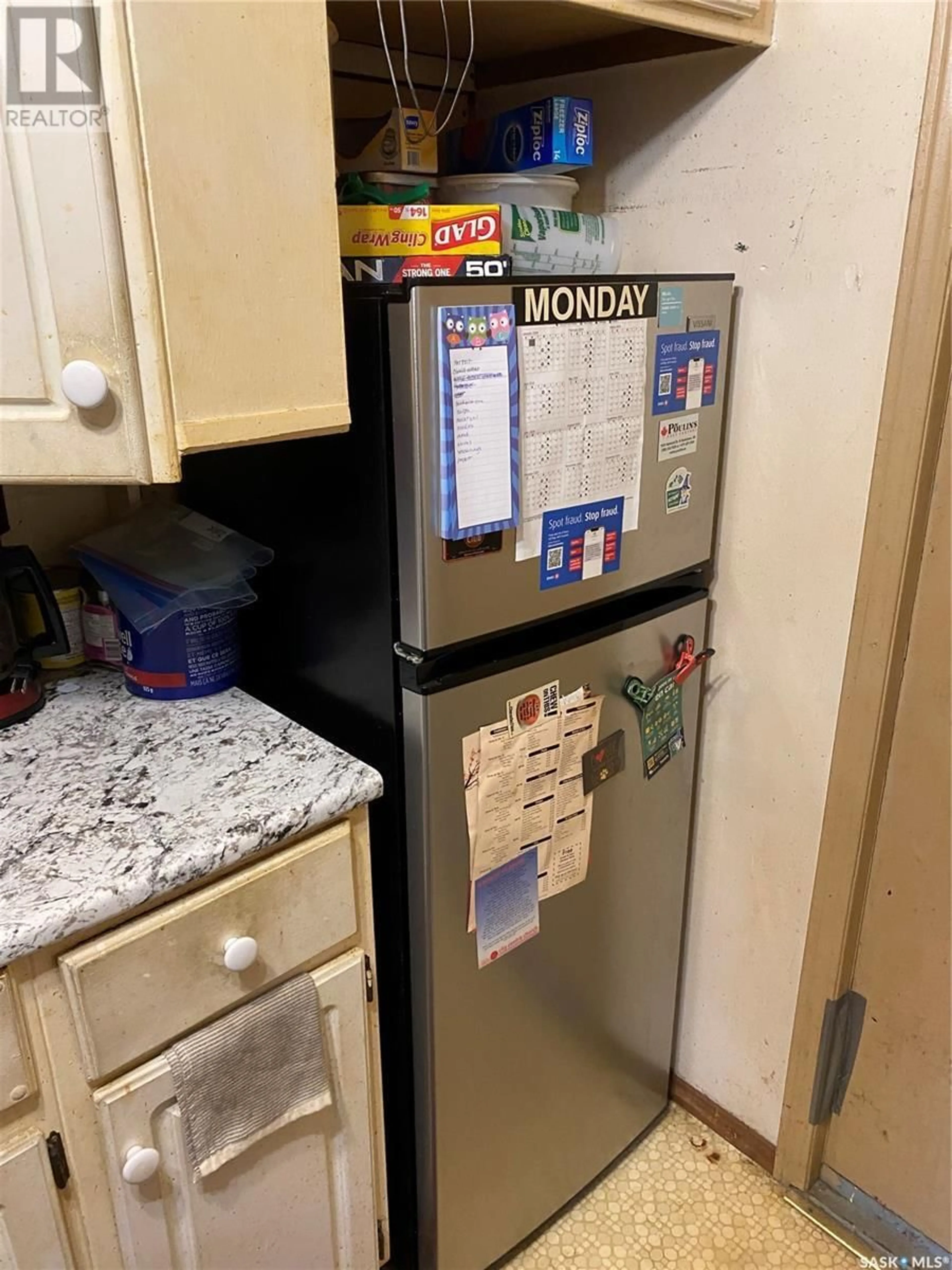 Standard kitchen, floor is not visible for 213 N AVENUE N, Saskatoon Saskatchewan S7L2T2