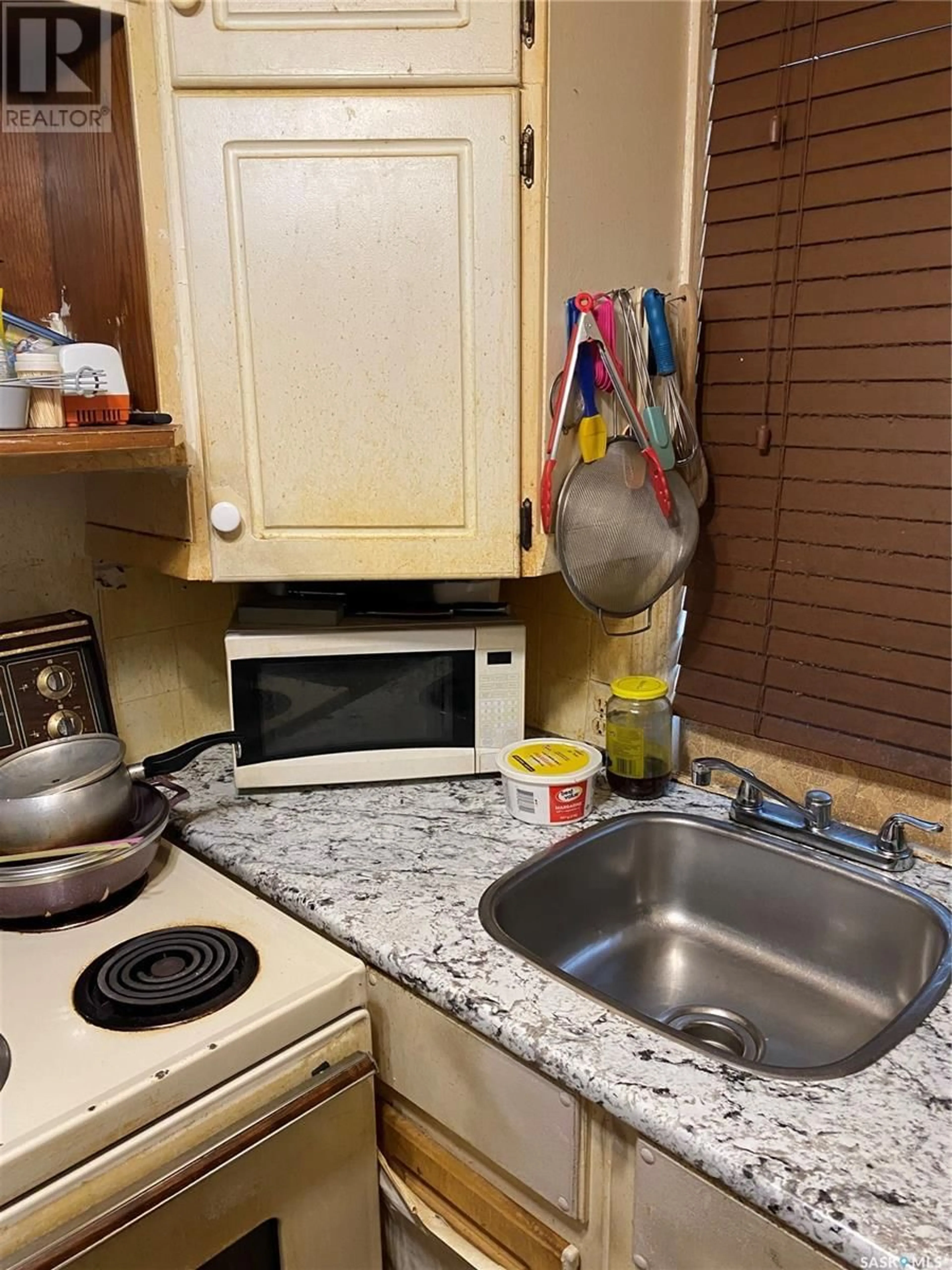 Standard kitchen, unknown for 213 N AVENUE N, Saskatoon Saskatchewan S7L2T2