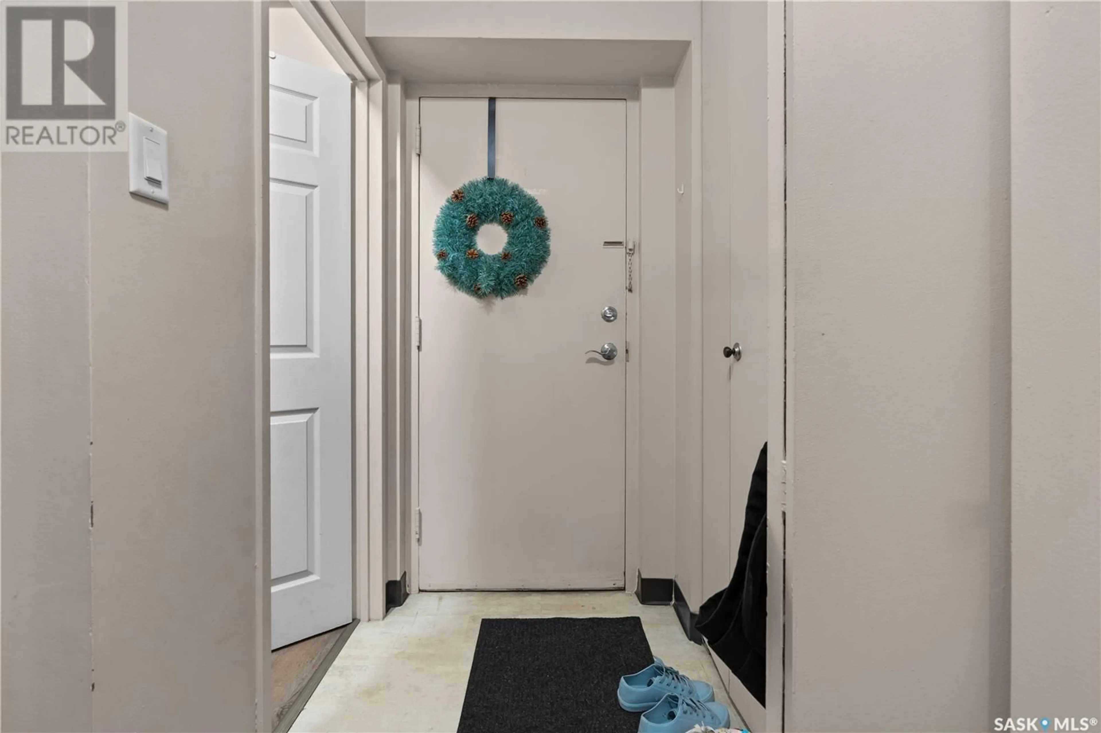 Indoor entryway for 103 - 2830 GORDON ROAD, Regina Saskatchewan S4S6A1
