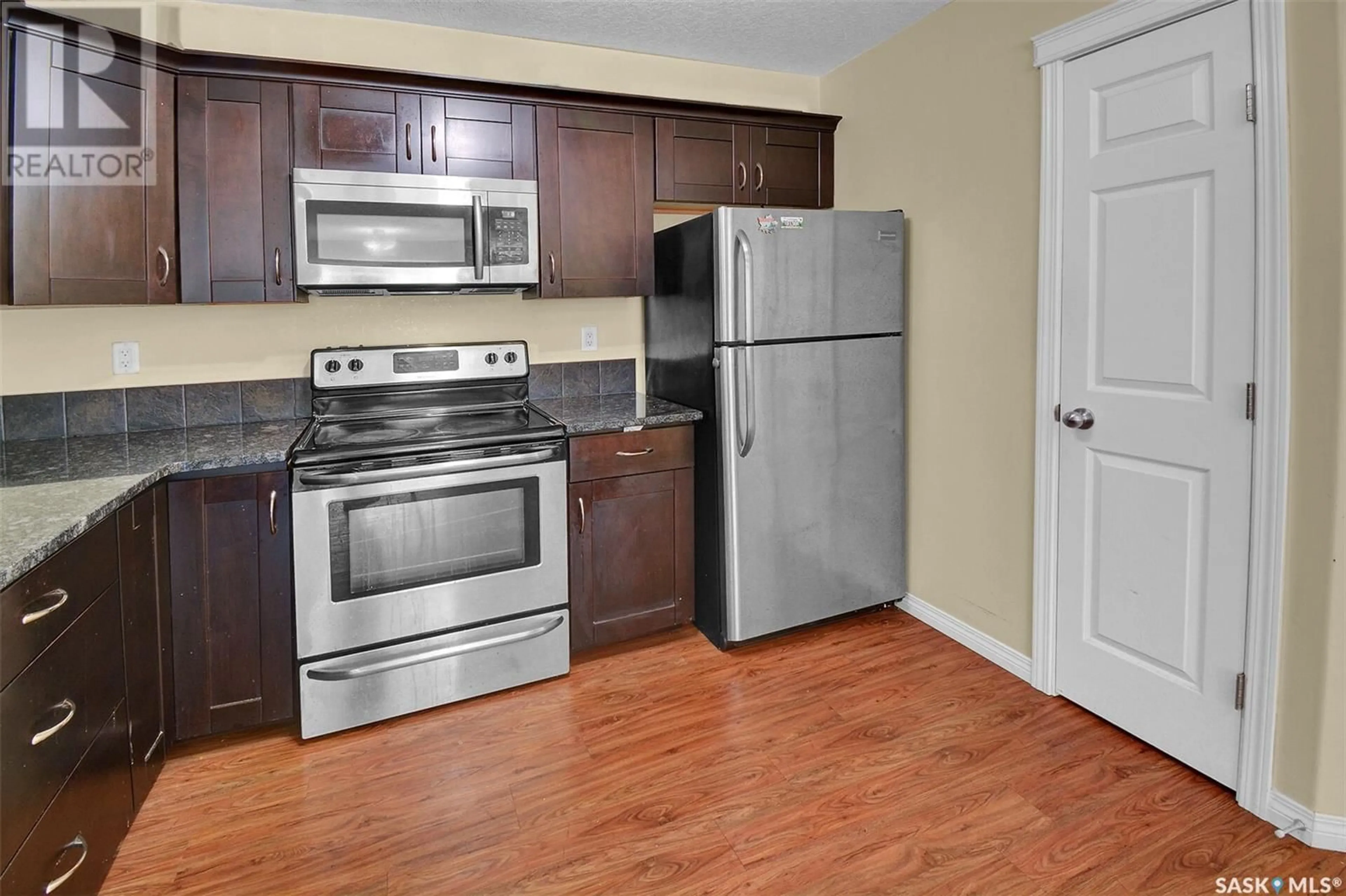 Standard kitchen, unknown for 125 - 217 WILLIS CRESCENT, Saskatoon Saskatchewan S7T0T1
