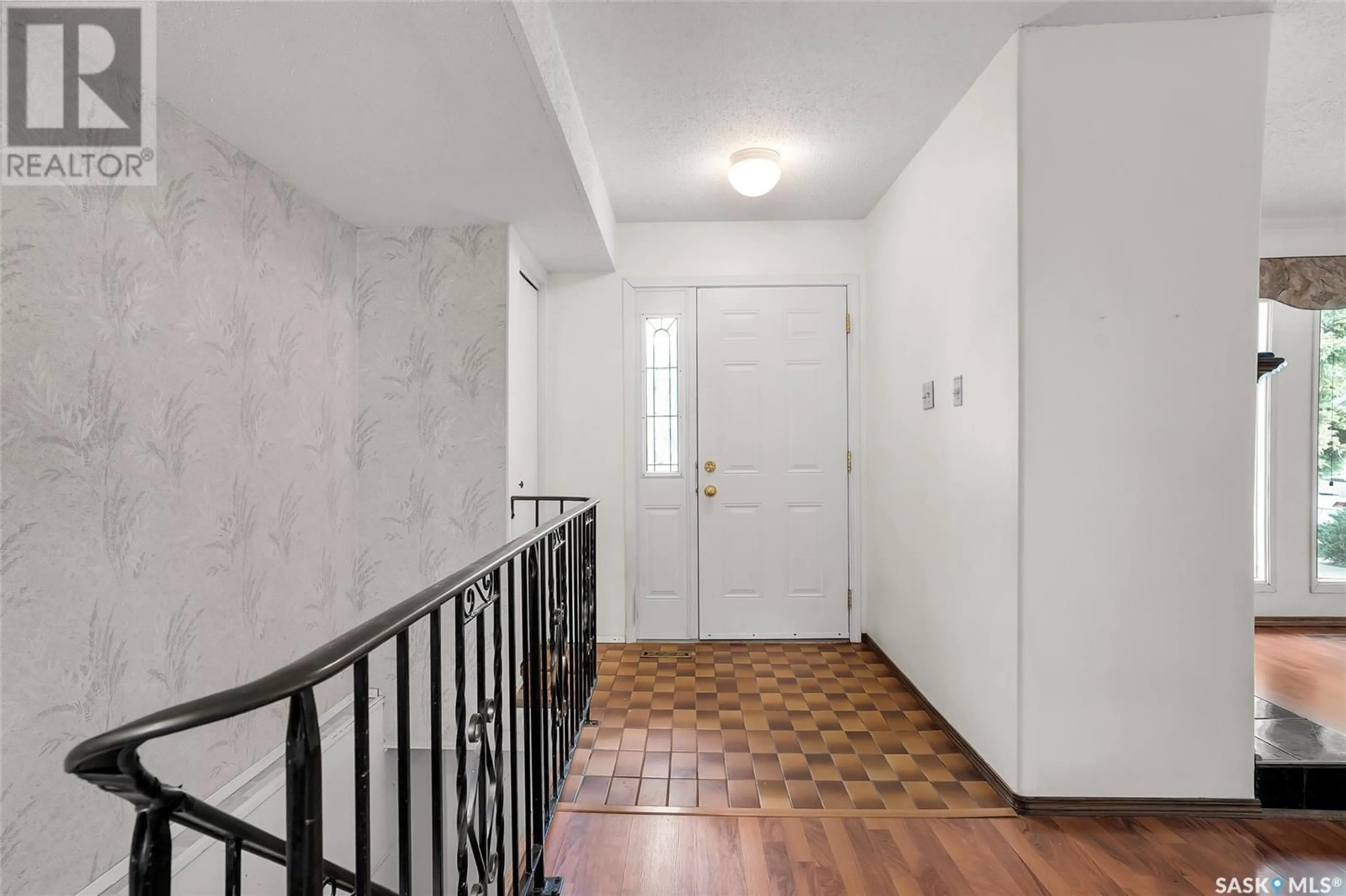 Indoor foyer for 118 GALBRAITH CRESCENT, Saskatoon Saskatchewan S7M4H1